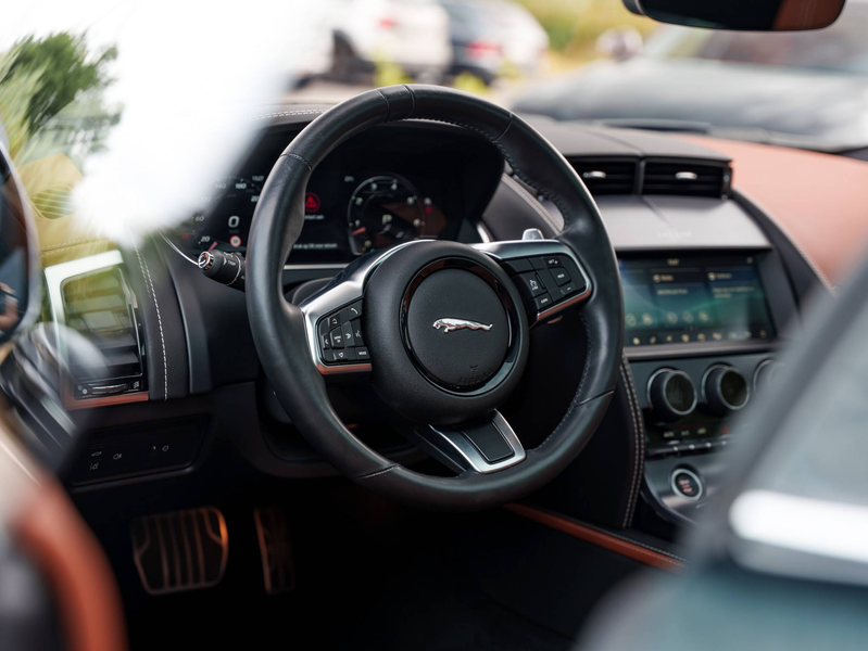 Jaguar F-Type Coupe 2.0 i4 P300 R-Dynamic - British Racing Green - Panodak - Siena Tan Leder - Meridian 600W - Camera - — photo 11