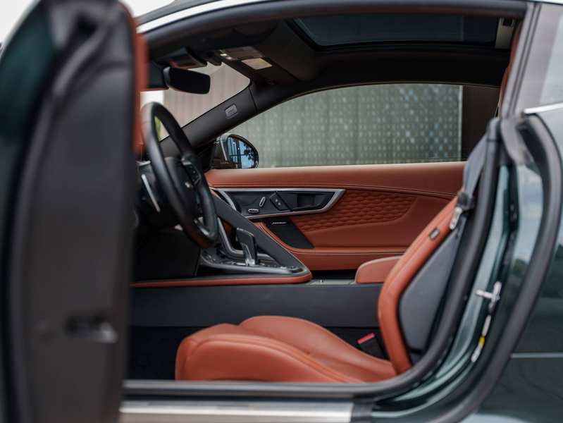 Jaguar F-Type Coupe 2.0 i4 P300 R-Dynamic - British Racing Green - Panodak - Siena Tan Leder - Meridian 600W - Camera - — photo 15