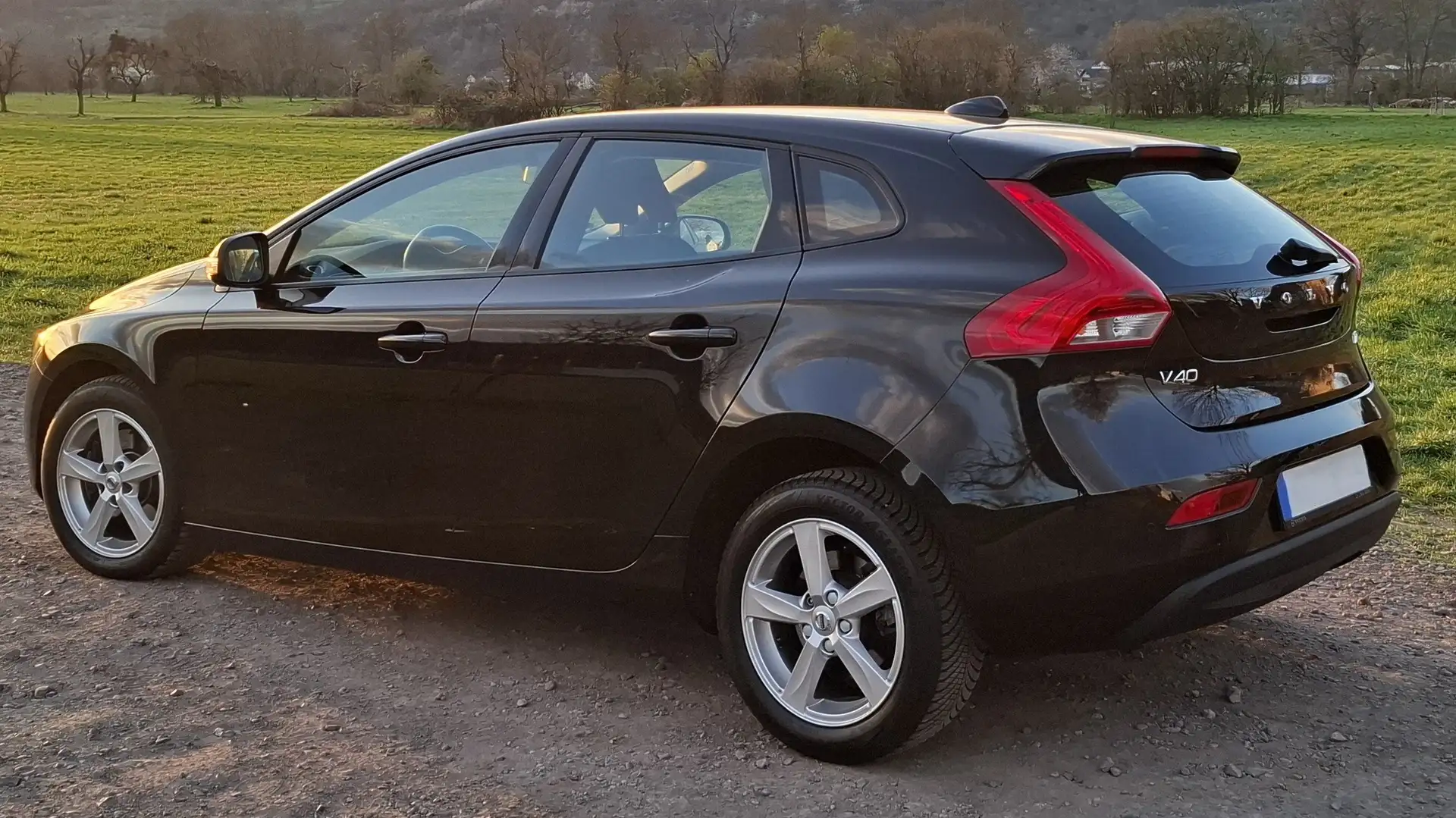 Volvo V40 V40 T2 Inscription Schwarz - 1