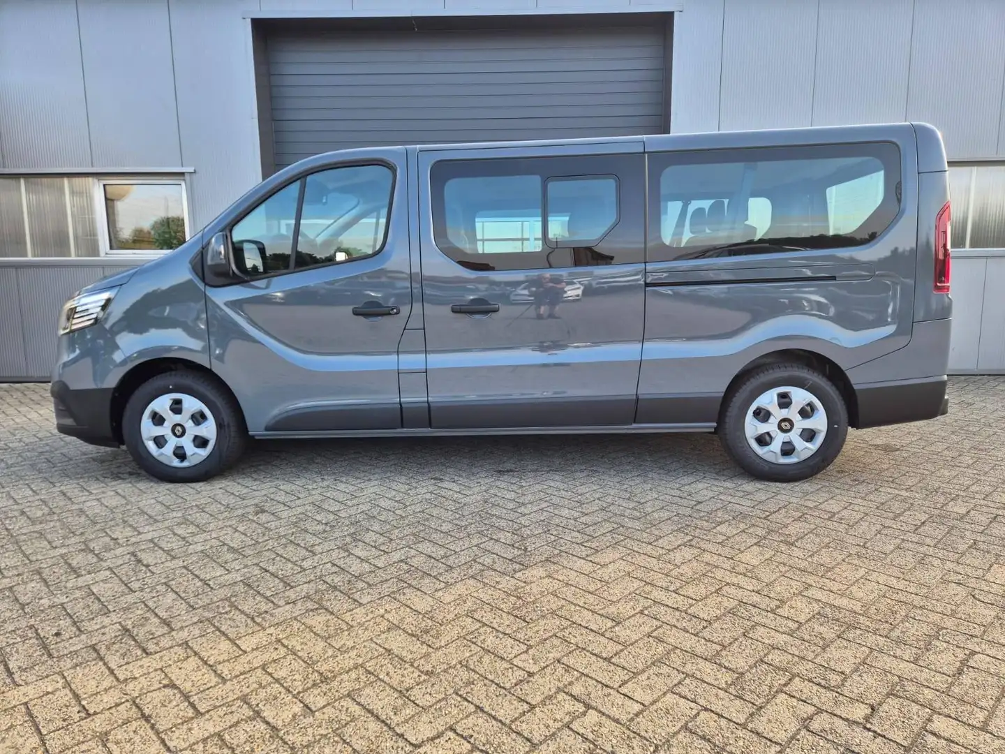 Renault Trafic Combi L2 2.0 dCi 150PS Grand Evolution 9-Sitzer... Grau - 2