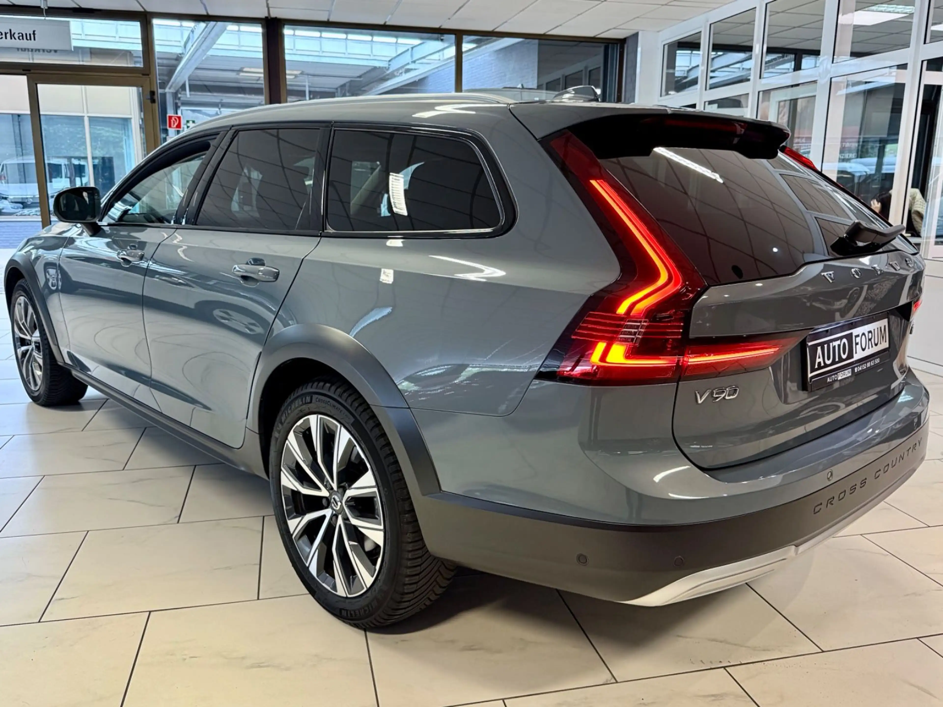 Volvo V90 Cross Country 2.0 D B4 AWD 360CAM AHK LEDER — photo 15