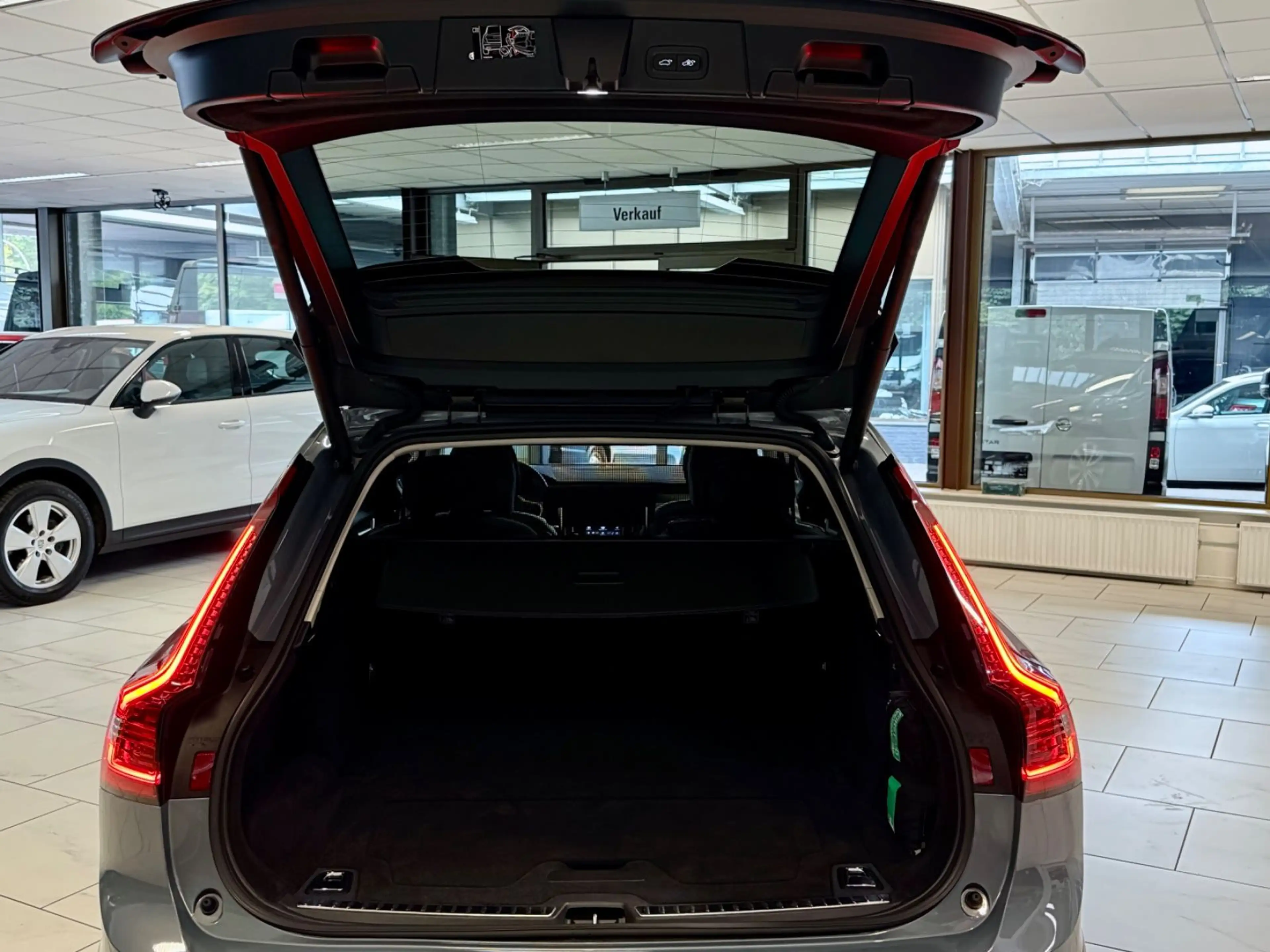 Volvo V90 Cross Country 2.0 D B4 AWD 360CAM AHK LEDER — photo 3