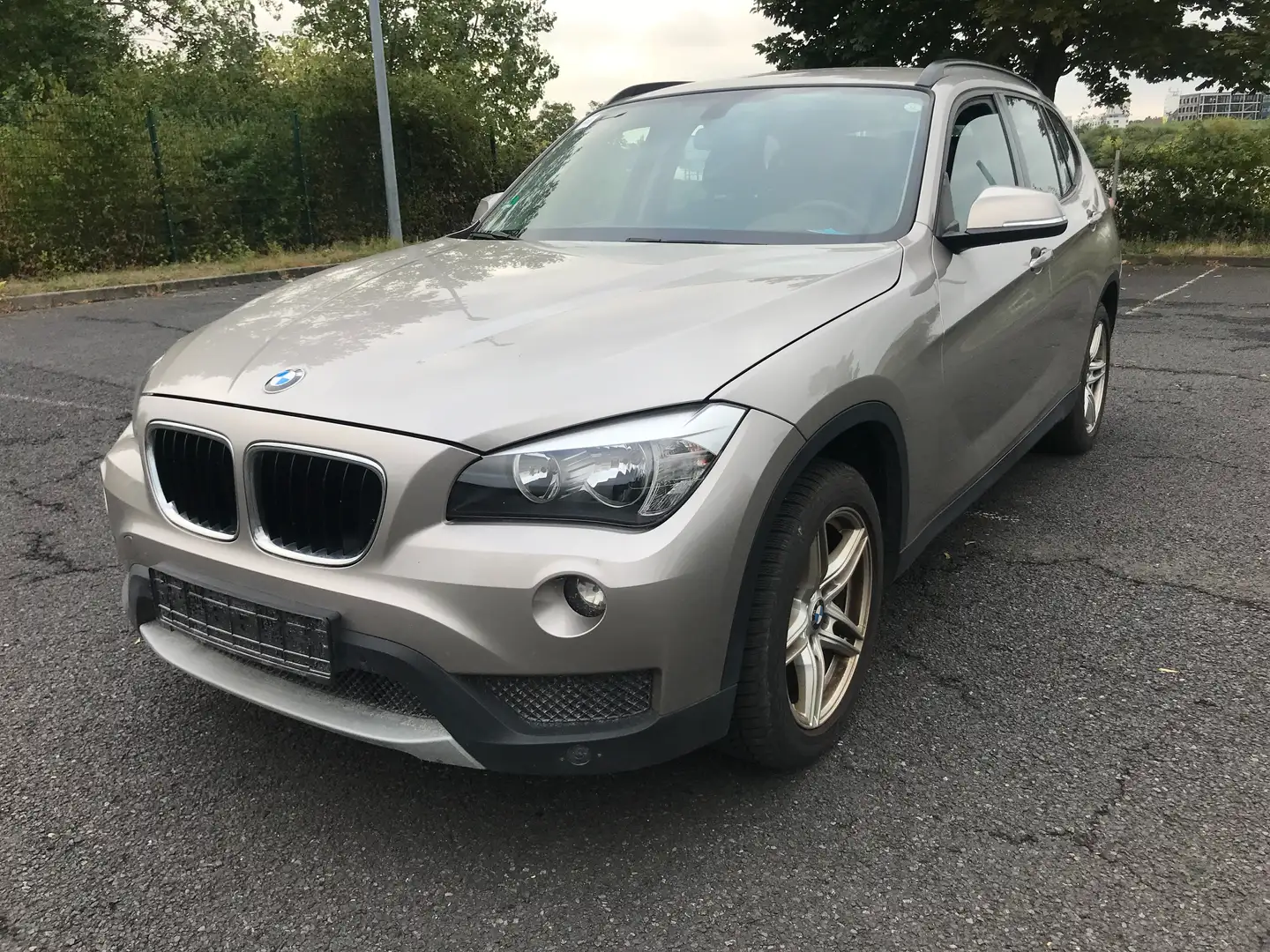 BMW X1 sDrive 18i  E6 KlimAut 2PDC SitzH AHK 2ALU SR WR Gris - 1