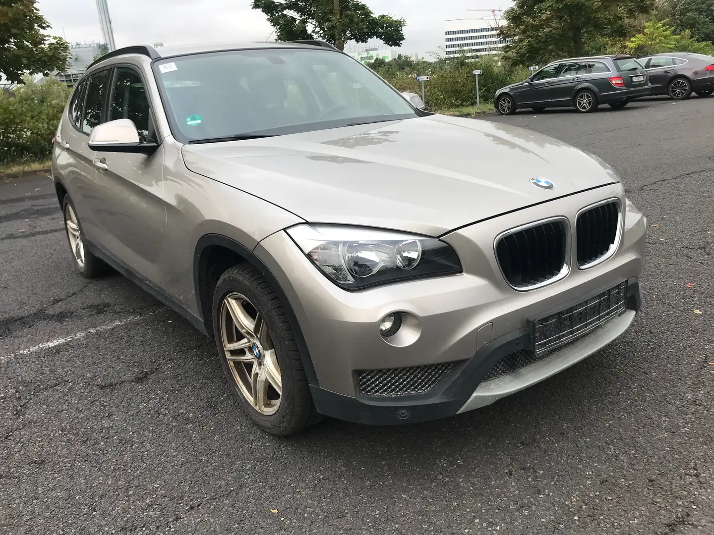 BMW X1 sDrive 18i  E6 KlimAut 2PDC SitzH AHK 2ALU SR WR Gris - 2