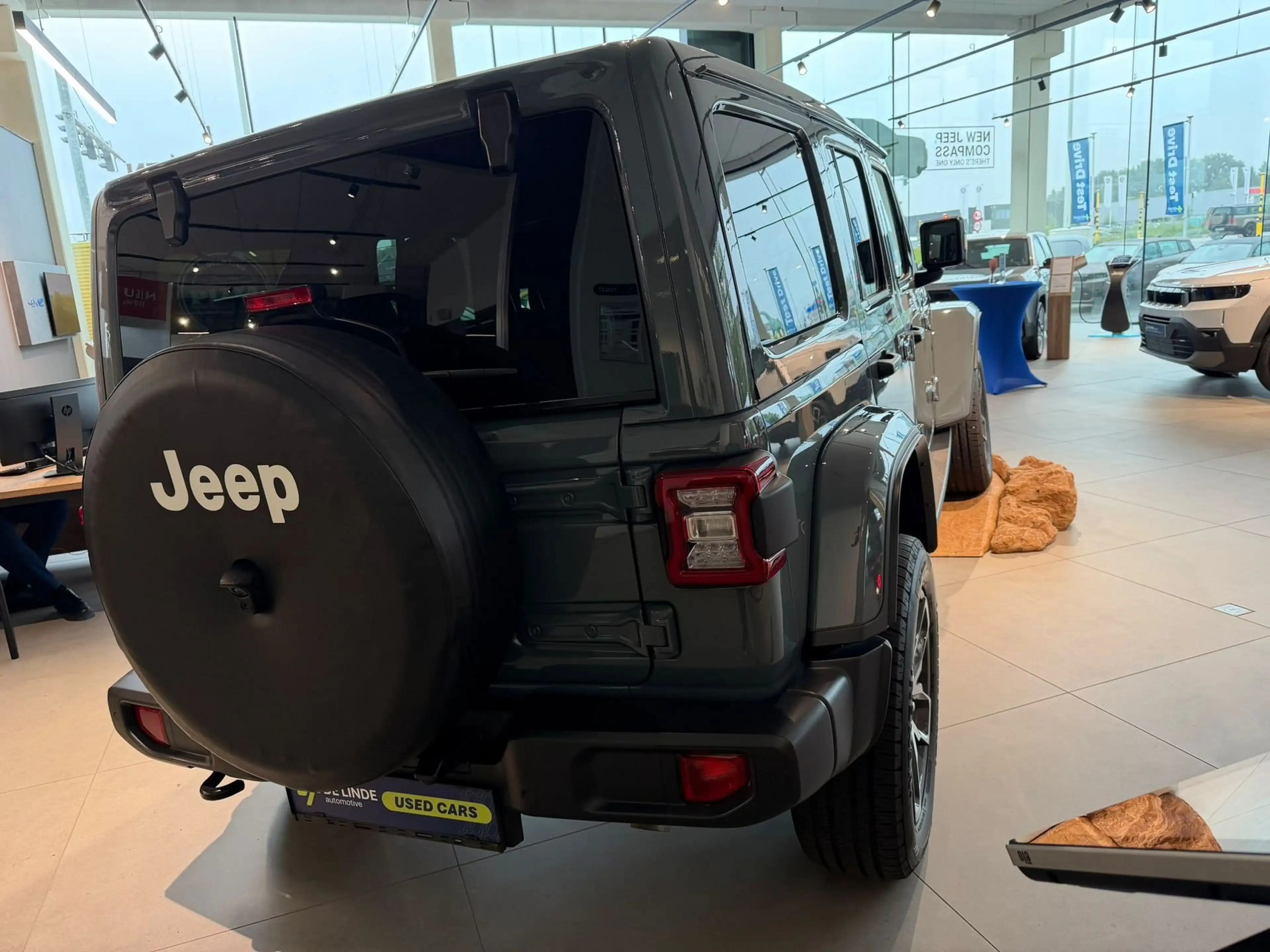 Jeep Wrangler Unlimited 4xe PHEV Sahara AT8 4X4 — photo 9