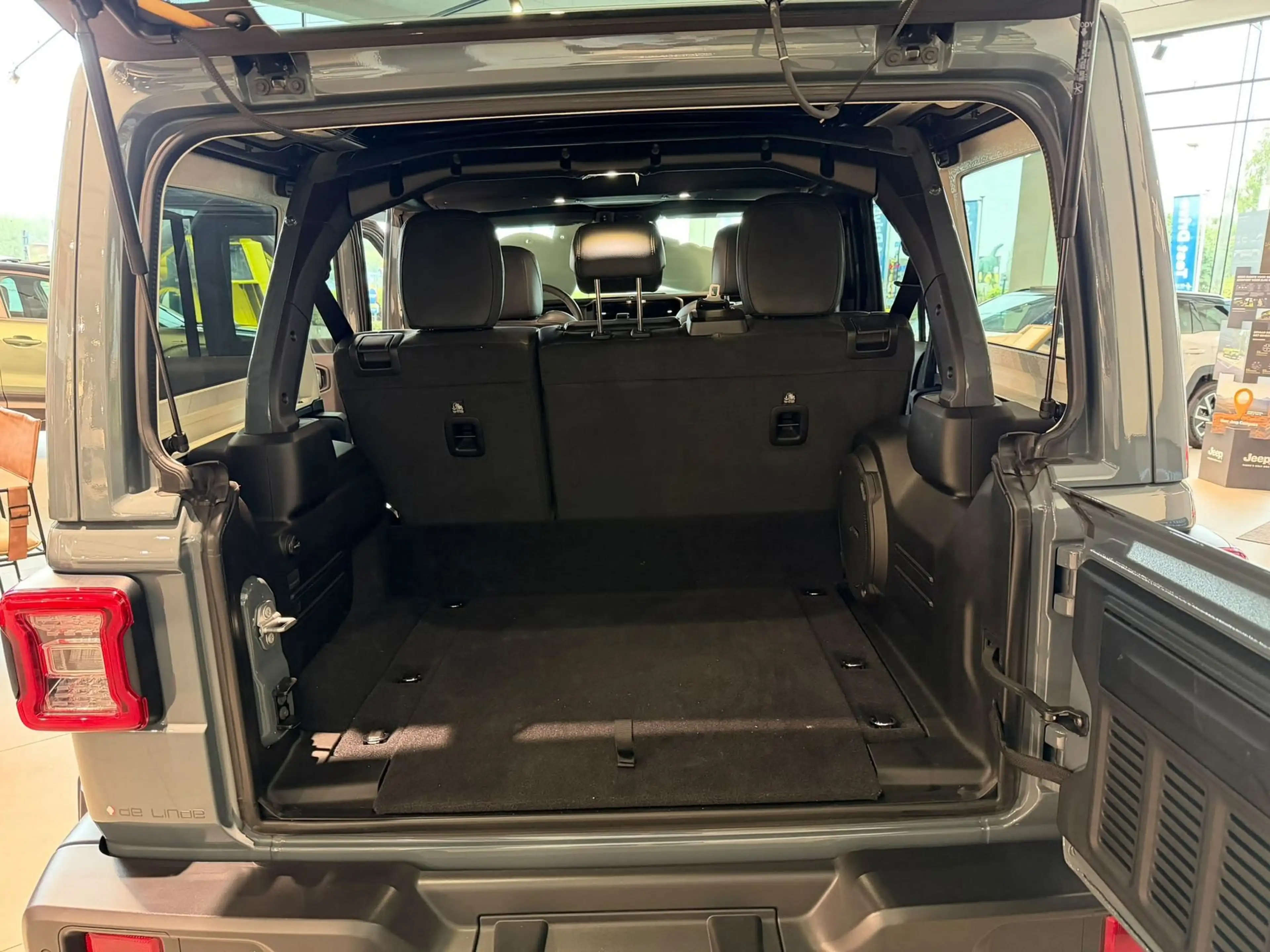 Jeep Wrangler Unlimited 4xe PHEV Sahara AT8 4X4 — photo 8