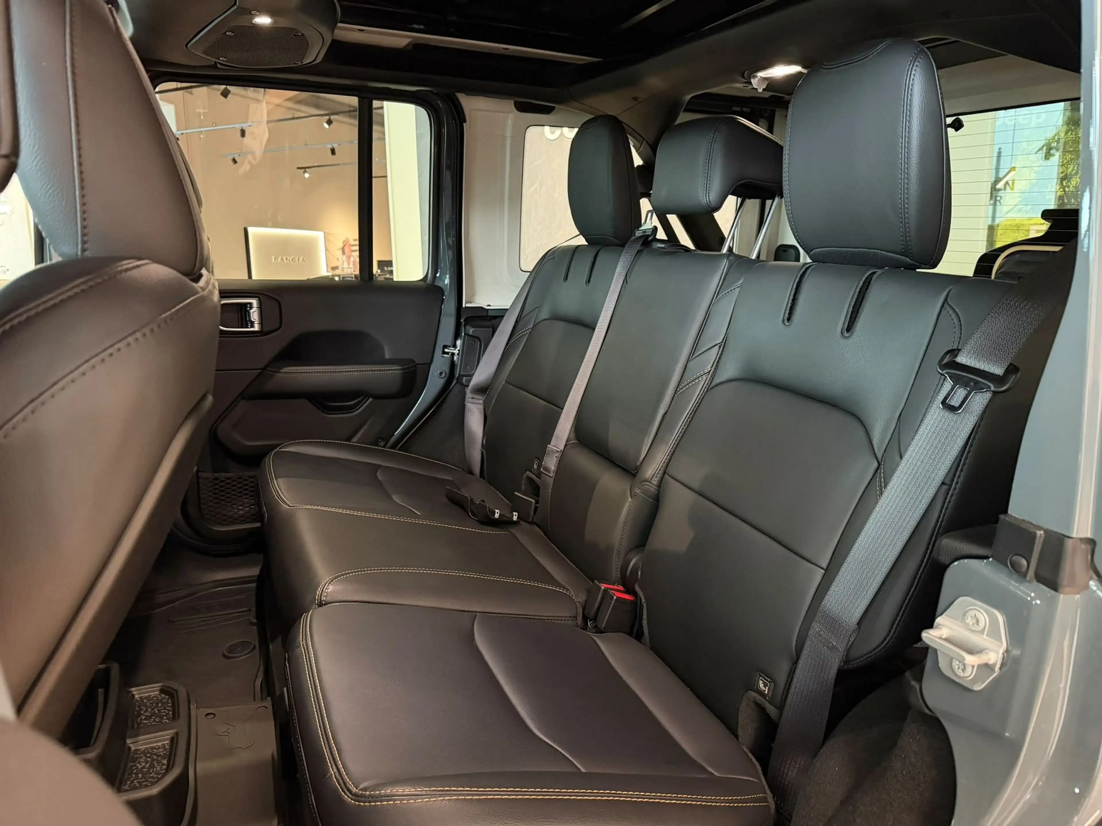 Jeep Wrangler Unlimited 4xe PHEV Sahara AT8 4X4 — photo 14