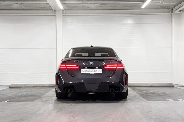 BMW M5 view 8