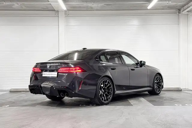 BMW M5 view 7