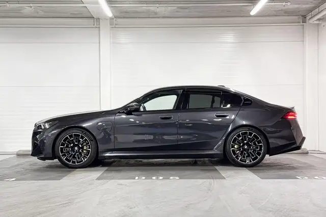 BMW M5 view 2
