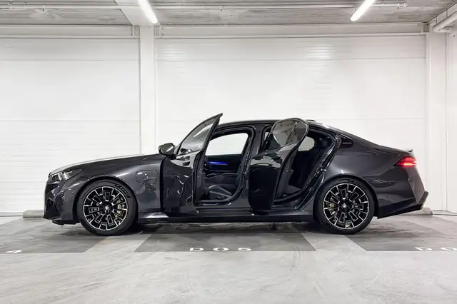 BMW M5 view 3