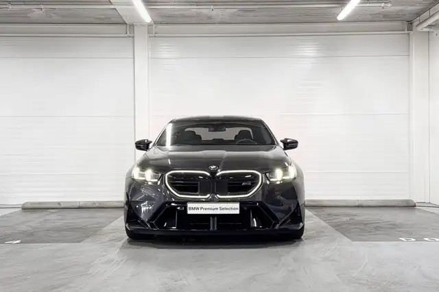 BMW M5 view 6