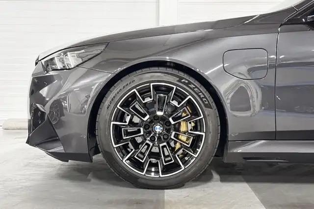 BMW M5 view 5