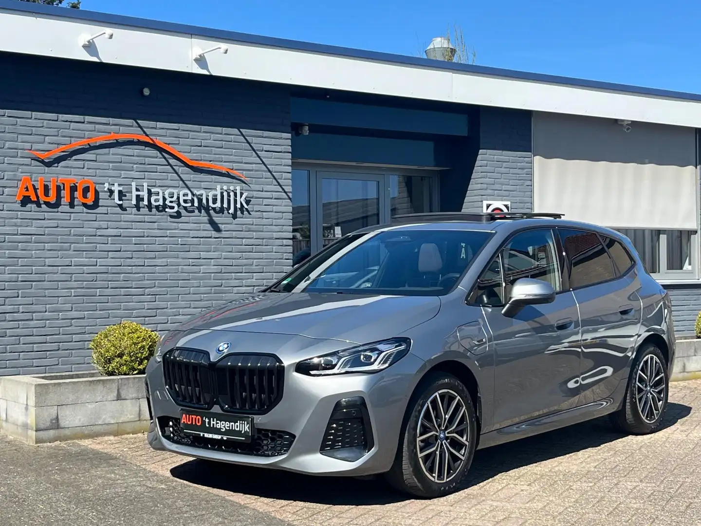 BMW 230 2-serie Active Tourer 230e xDrive M Sport trekh pa Grijs - 2