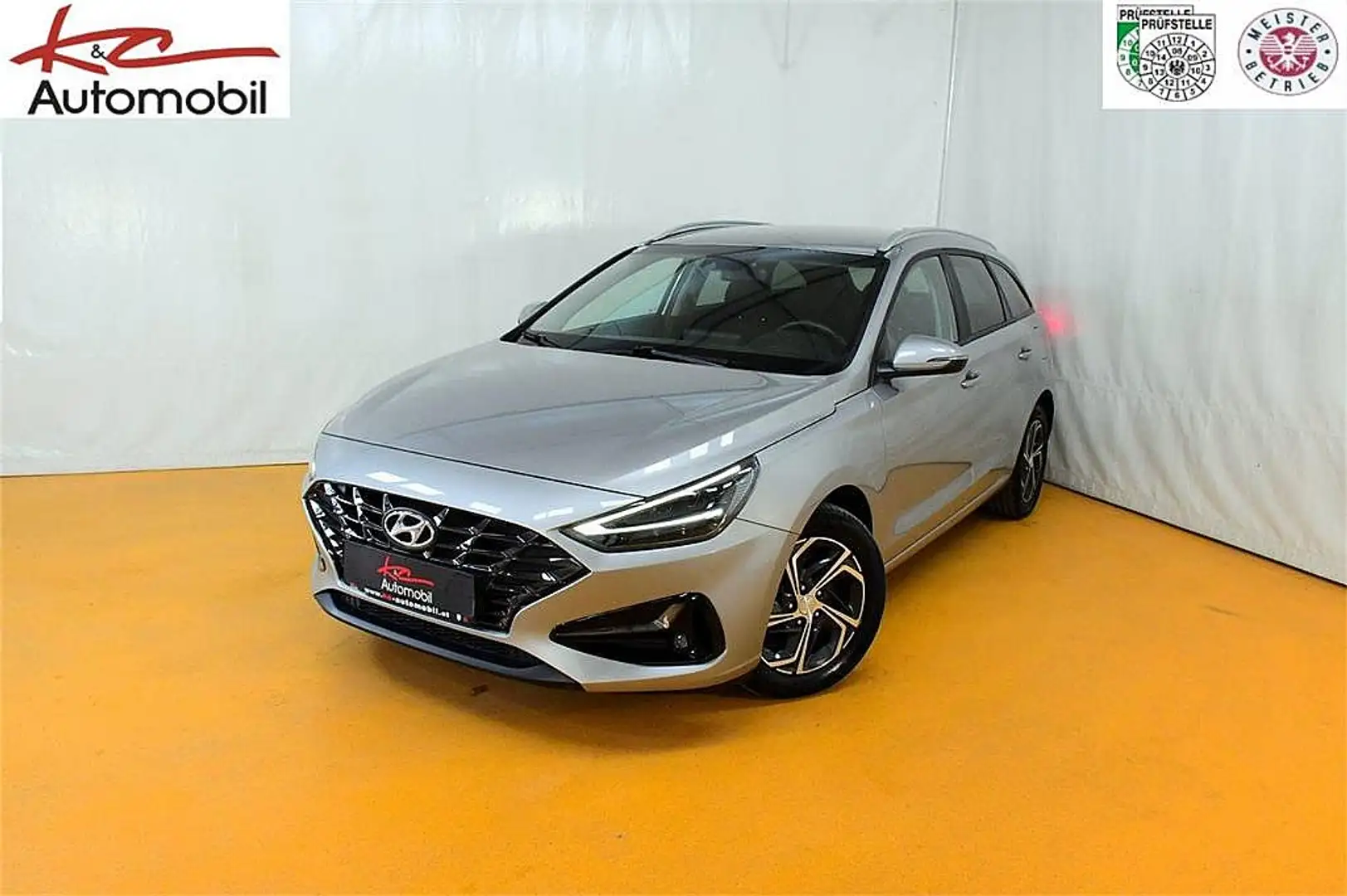 Hyundai i30 CW 1,0 T-GDI Trend Line Schwarz - 1