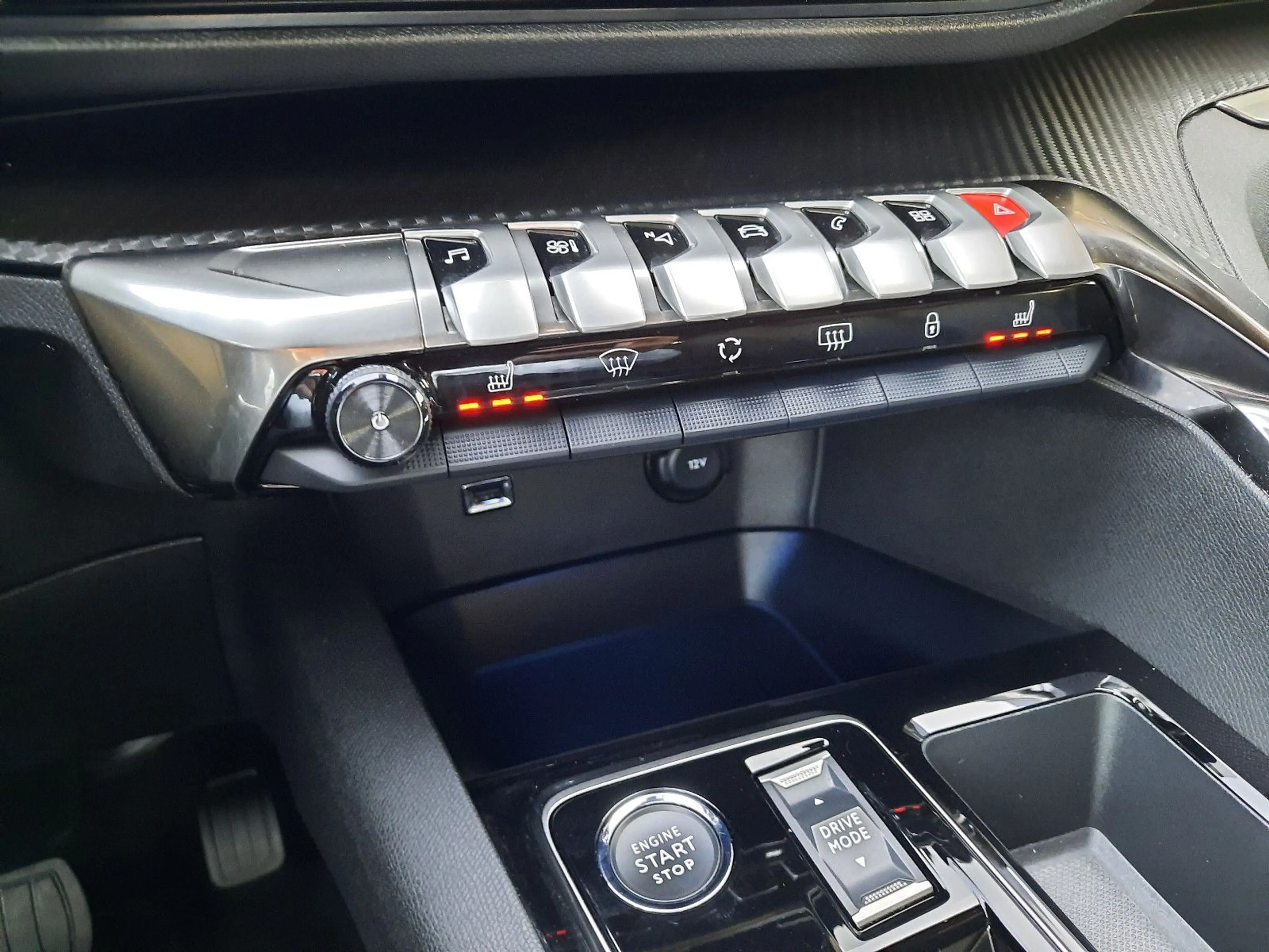 Peugeot 5008 Allure Pack eDSC 7 SITZE NAVI SH 360° KAM — photo 12