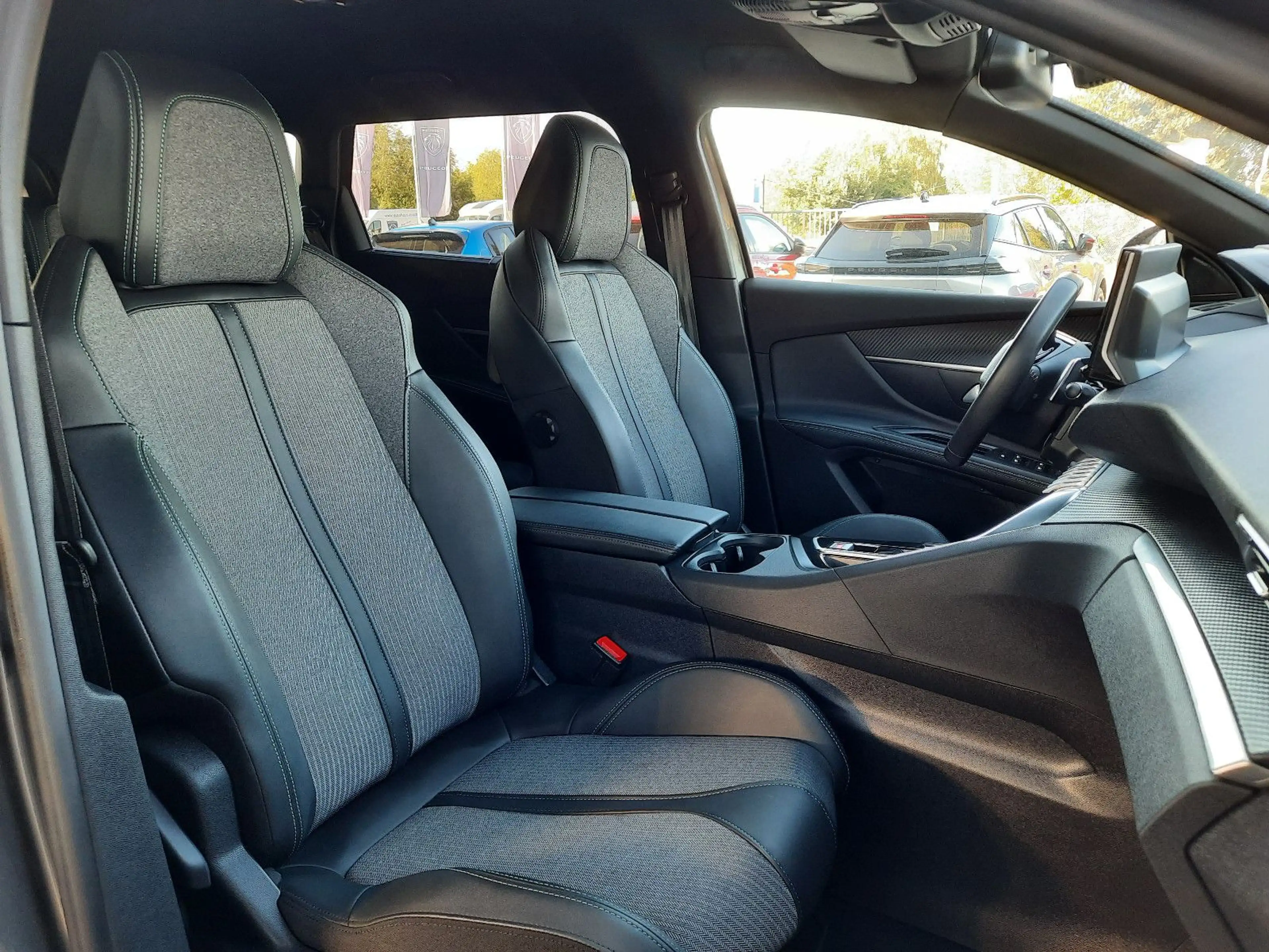 Peugeot 5008 Allure Pack eDSC 7 SITZE NAVI SH 360° KAM — photo 8