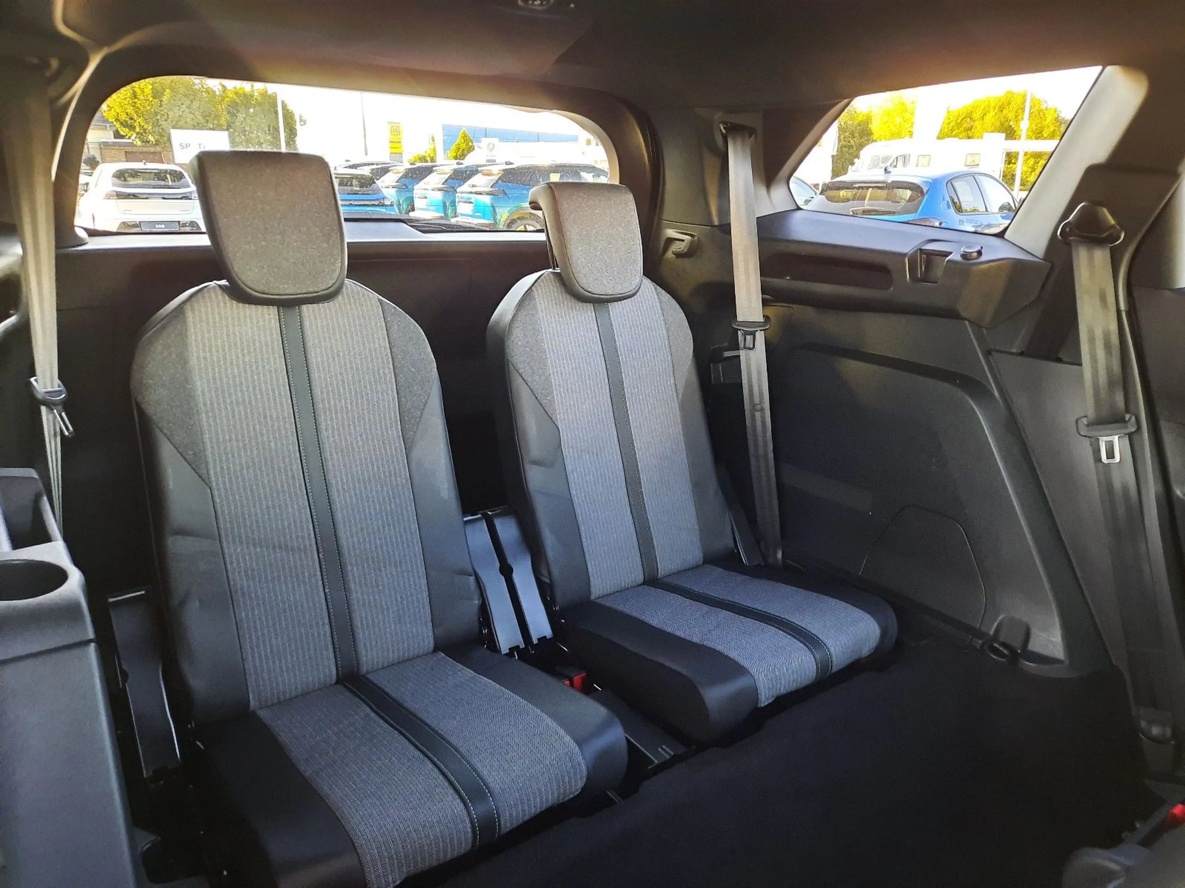 Peugeot 5008 Allure Pack eDSC 7 SITZE NAVI SH 360° KAM — photo 15