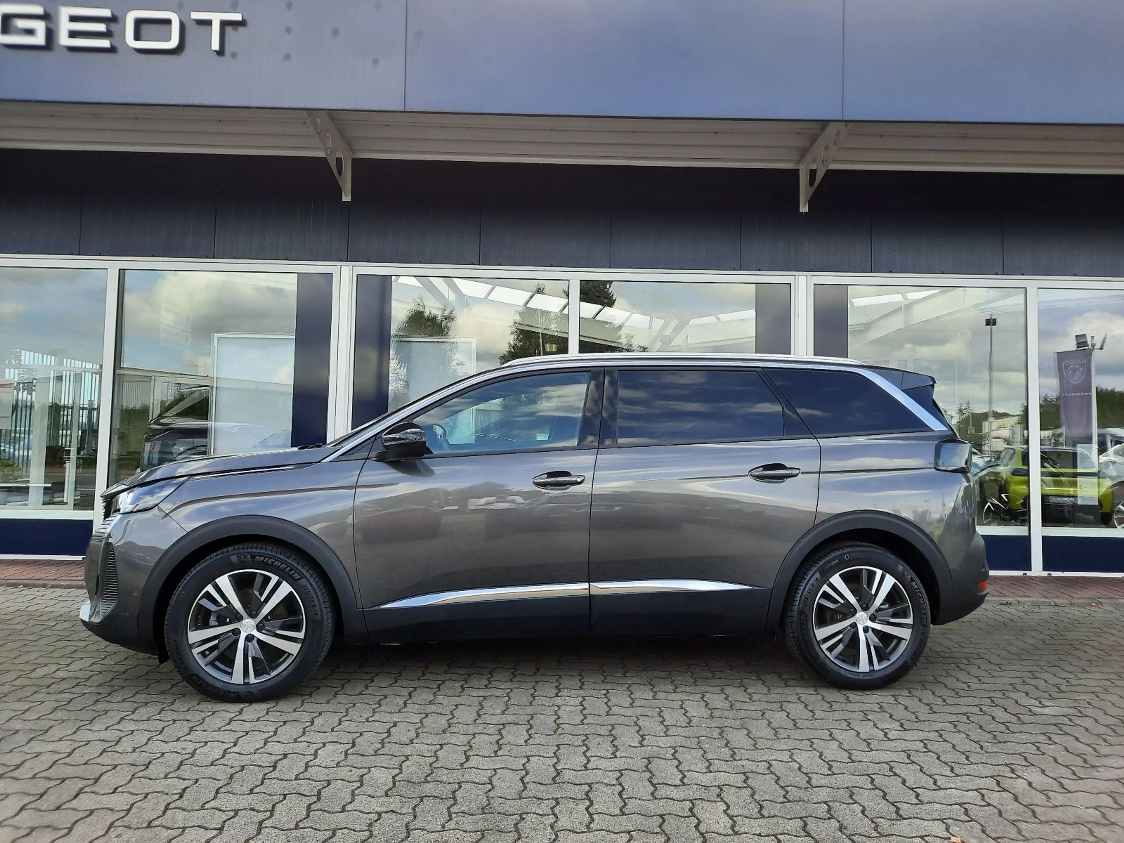 Peugeot 5008 Allure Pack eDSC 7 SITZE NAVI SH 360° KAM — photo 4