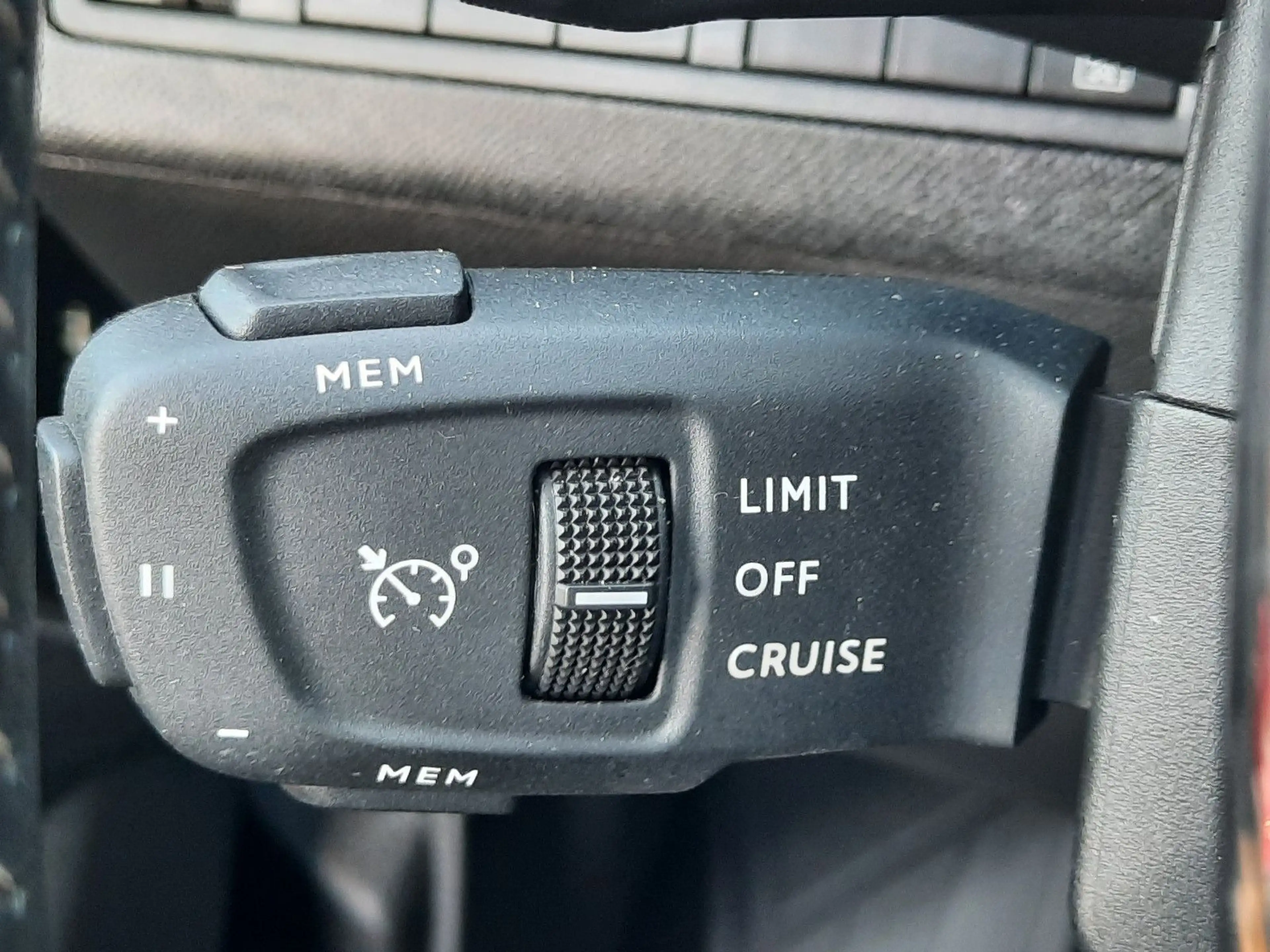 Peugeot 5008 Allure Pack eDSC 7 SITZE NAVI SH 360° KAM — photo 13