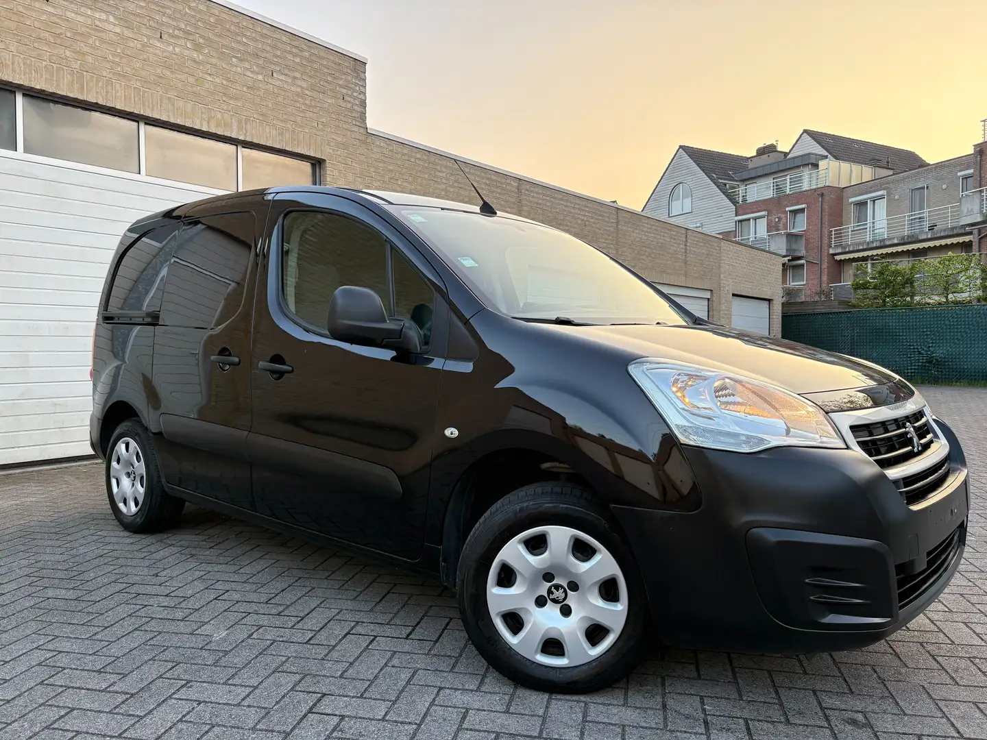 Peugeot Partner 1.6i L1H1 Pack GPS 120 CU+/VNL / 12 M Garantie Nero - 1