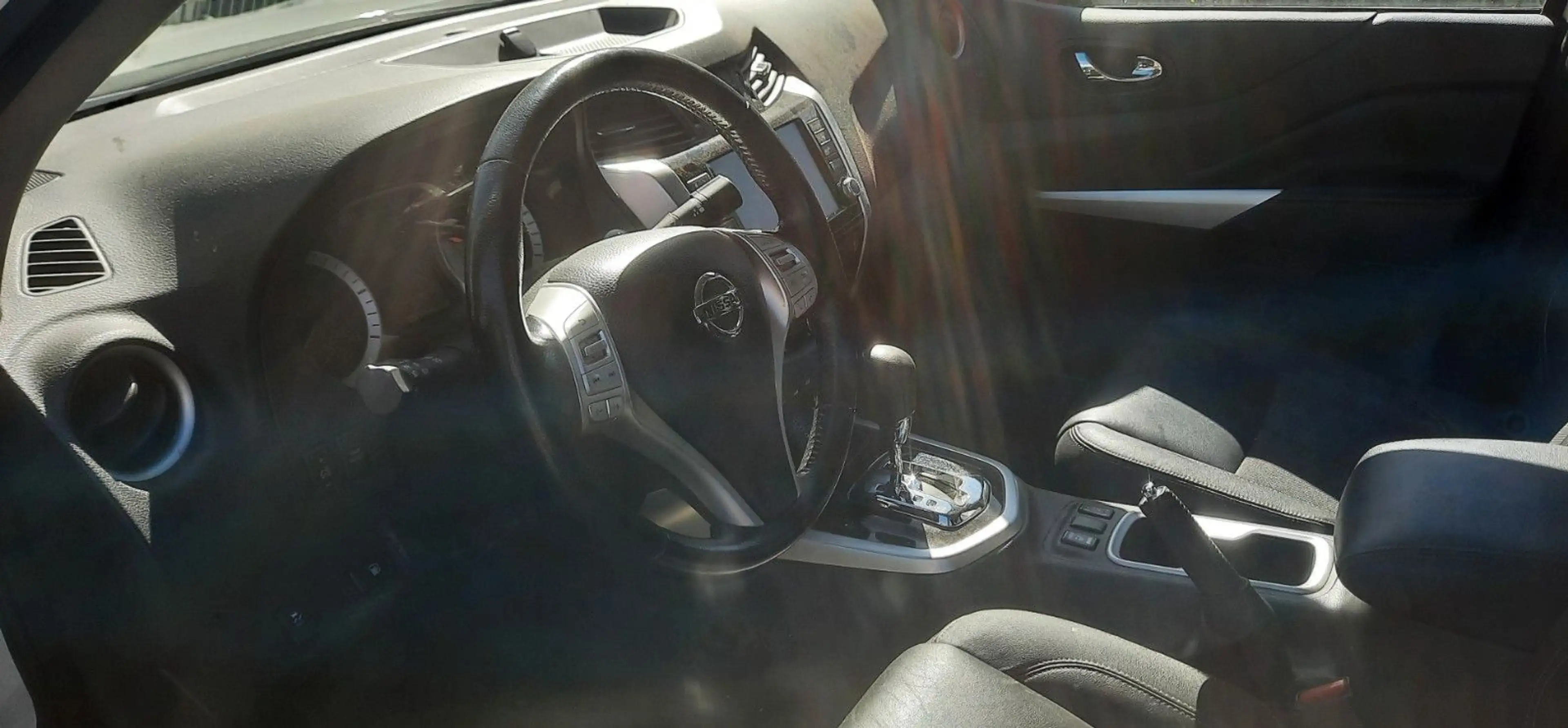 Nissan Navara NP300 N-Guard Double Cab 4x4 AHK — photo 15