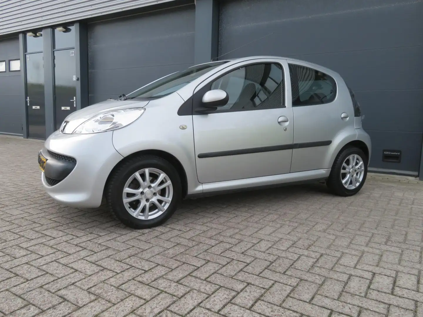 Peugeot 107 1.0-12V XS 5 deurs airco Grau - 2