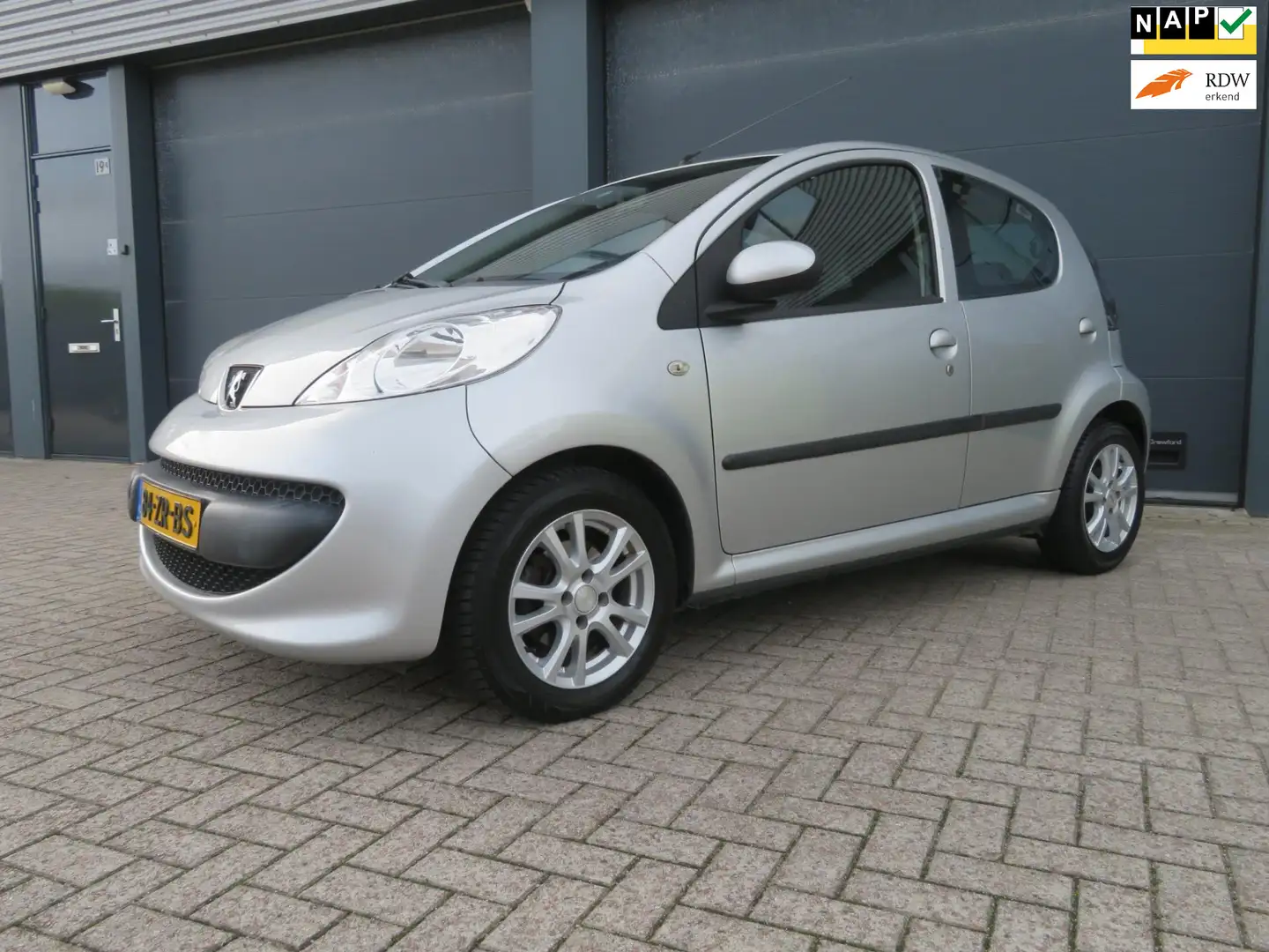Peugeot 107 1.0-12V XS 5 deurs airco Grau - 1