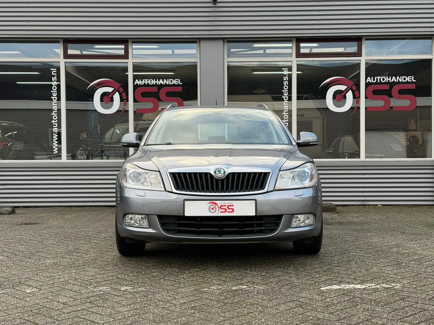 Skoda Octavia Combi 1.4 TSI Greentech Elegance Business Line AIR Gris - 2