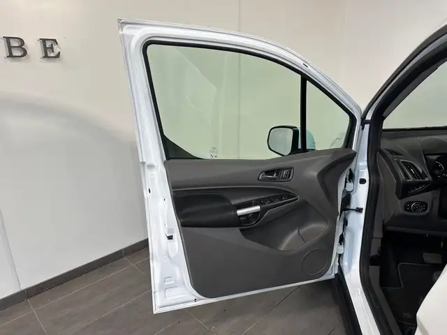 Ford Grand Tourneo Connect view 6