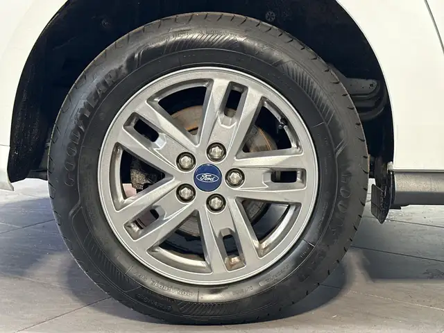 Ford Grand Tourneo Connect view 3