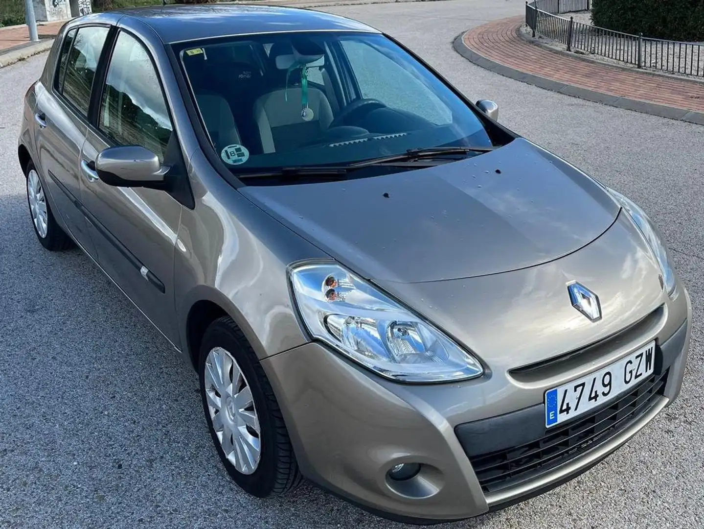 Renault Clio 1.5 DCI Auriu - 1