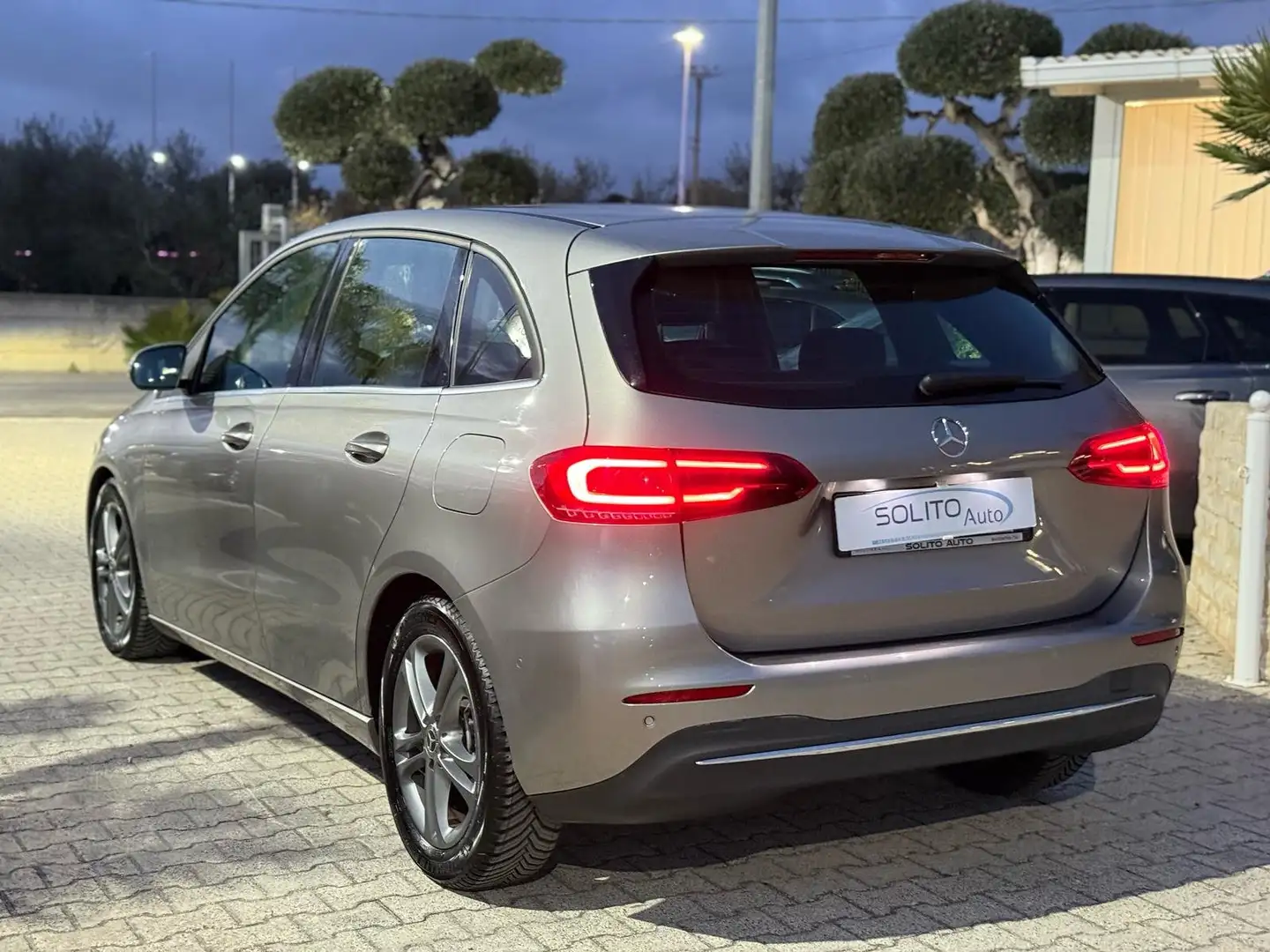Mercedes-Benz B 180 d Executive auto Grijs - 2