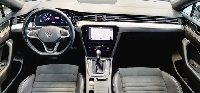 Volkswagen Passat view 11