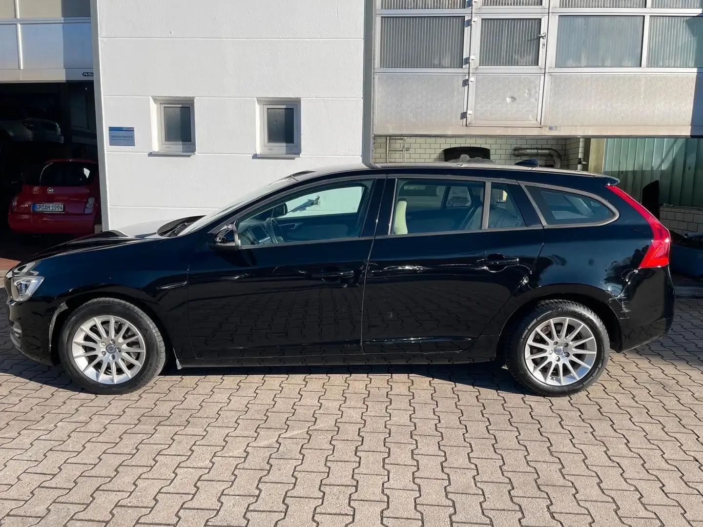 Volvo V60 Kombi Kinetic/SHZ/NAVI/Garantie Schwarz - 2