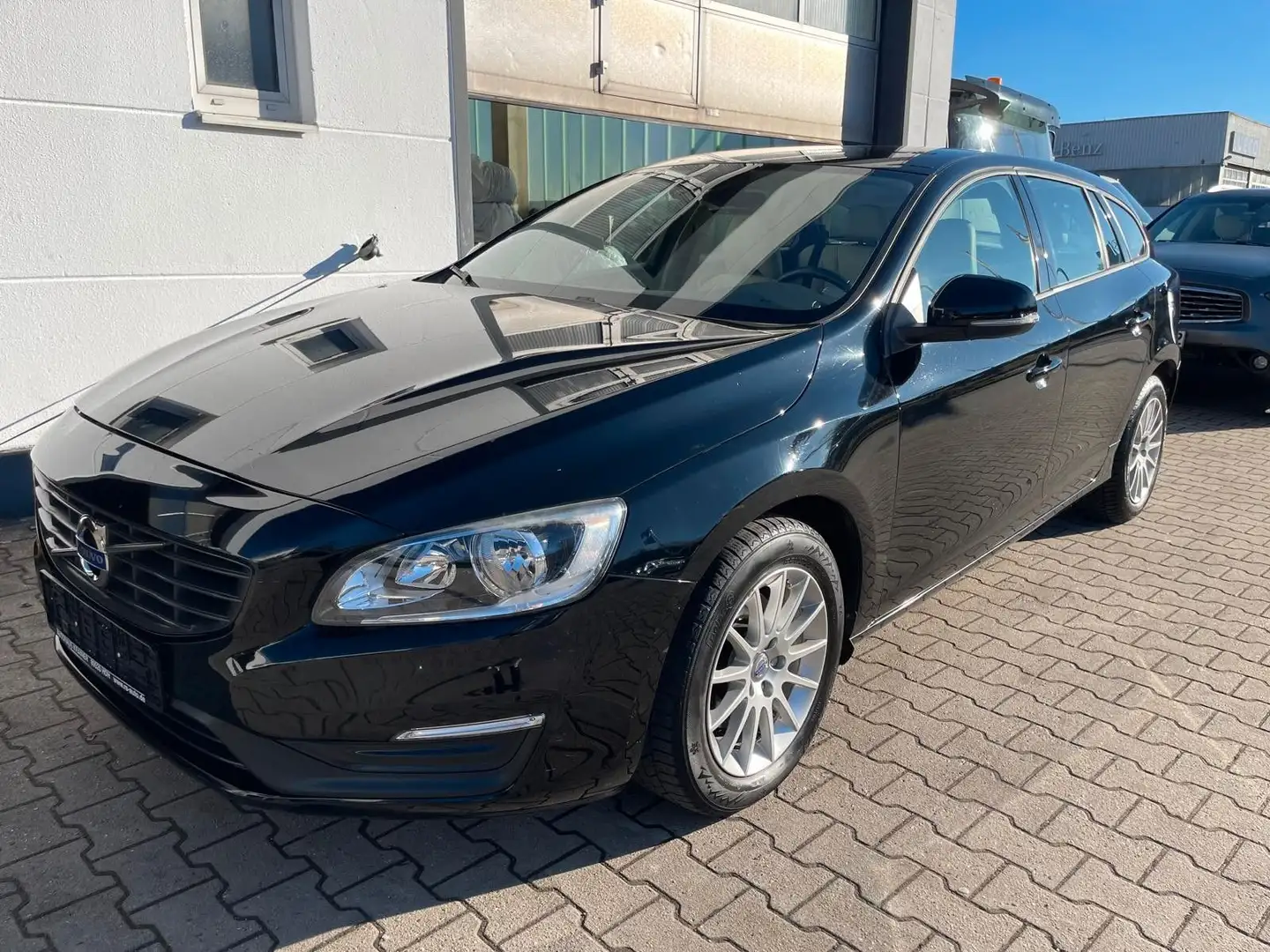 Volvo V60 Kombi Kinetic/SHZ/NAVI/Garantie Schwarz - 1