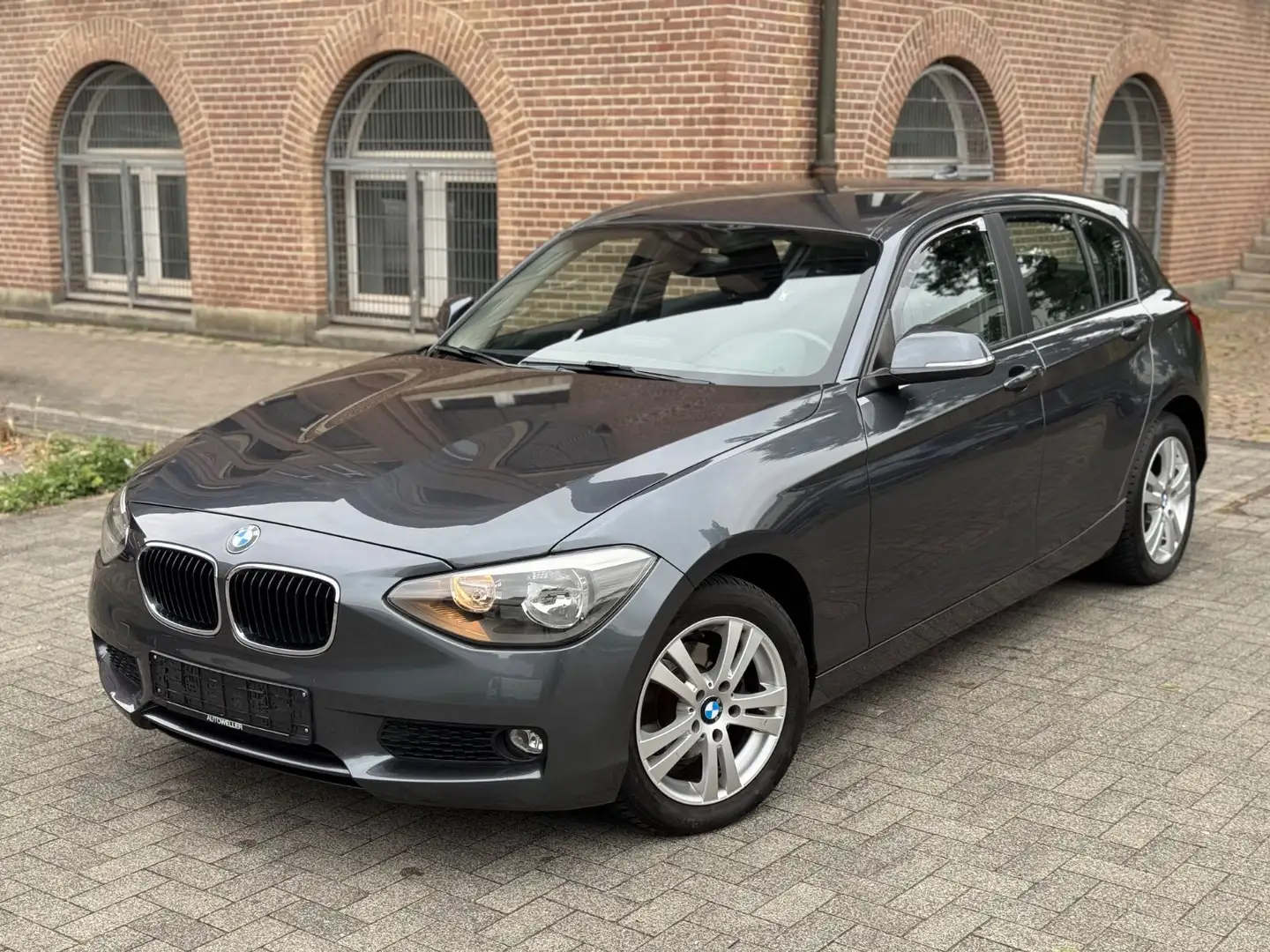 BMW 116 Baureihe 1 Lim. 5-trg. 116 i /Navi/Klima/Aut Grau - 1