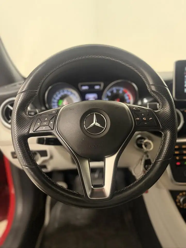 Mercedes-Benz CLA снимка Mercedes-Benz CLA