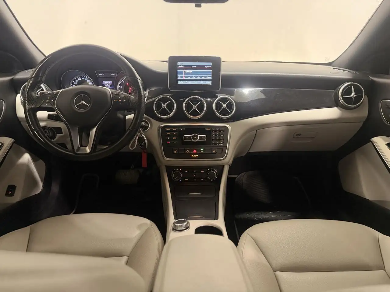 Mercedes-Benz CLA снимка Mercedes-Benz CLA