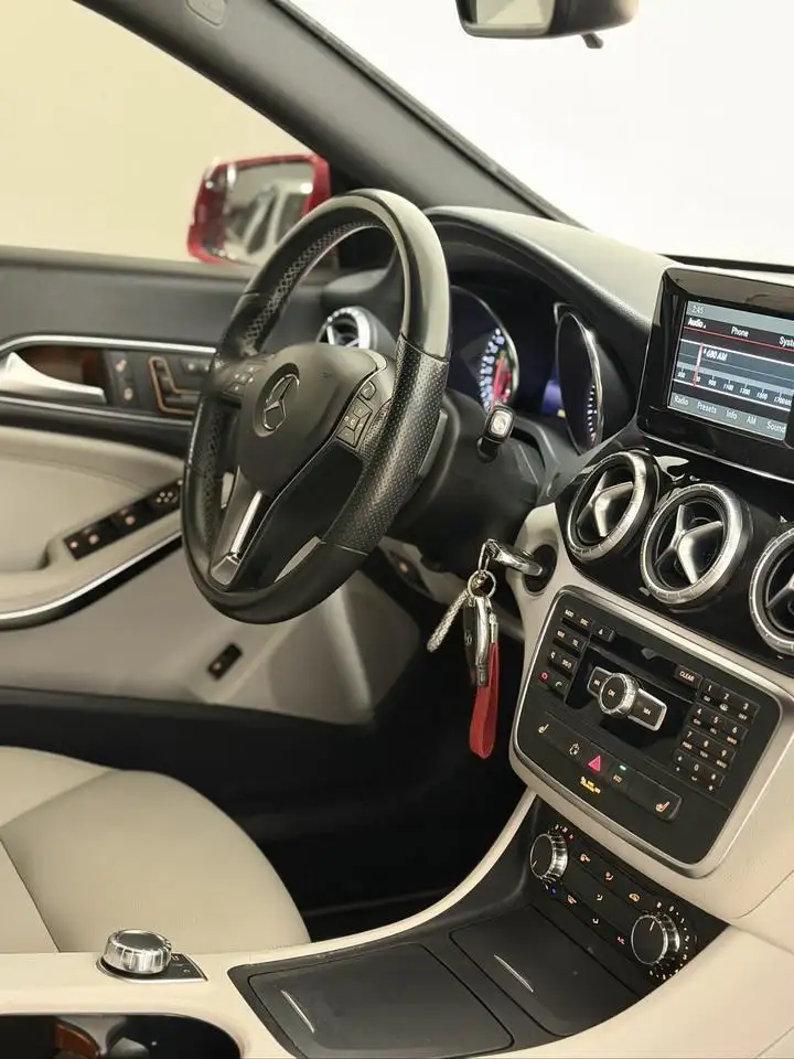 Mercedes-Benz CLA снимка Mercedes-Benz CLA