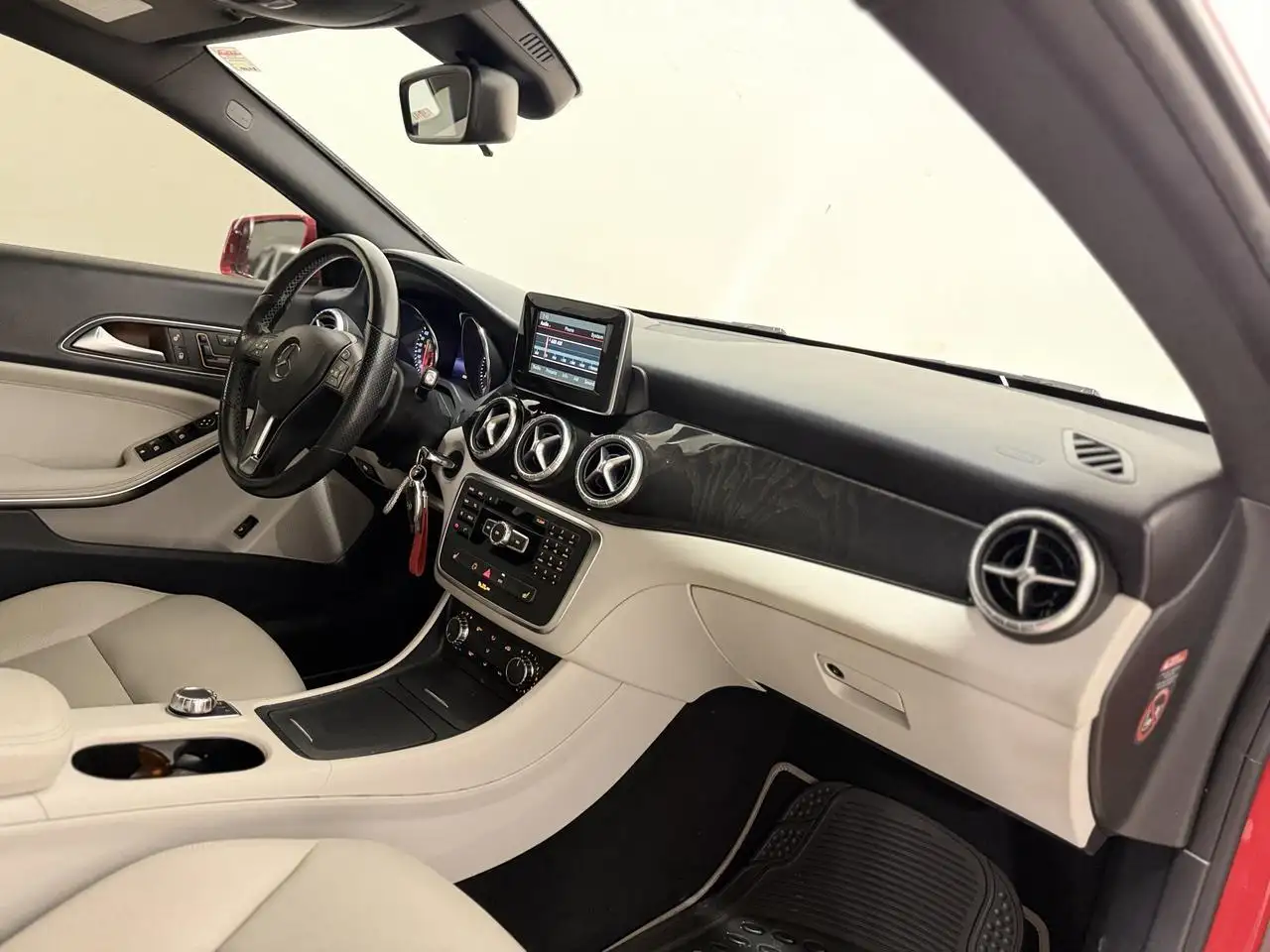 Mercedes-Benz CLA снимка Mercedes-Benz CLA