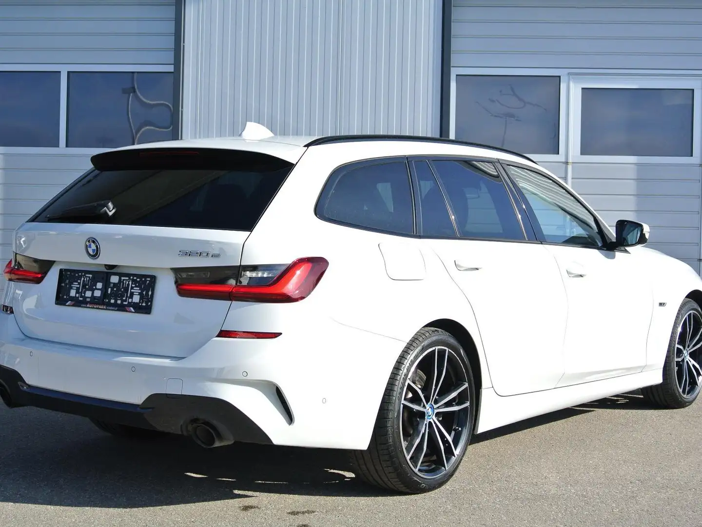 BMW 320 320e PHEV Touring Aut.  ** M-Paket** Leder * LED* Weiß - 2