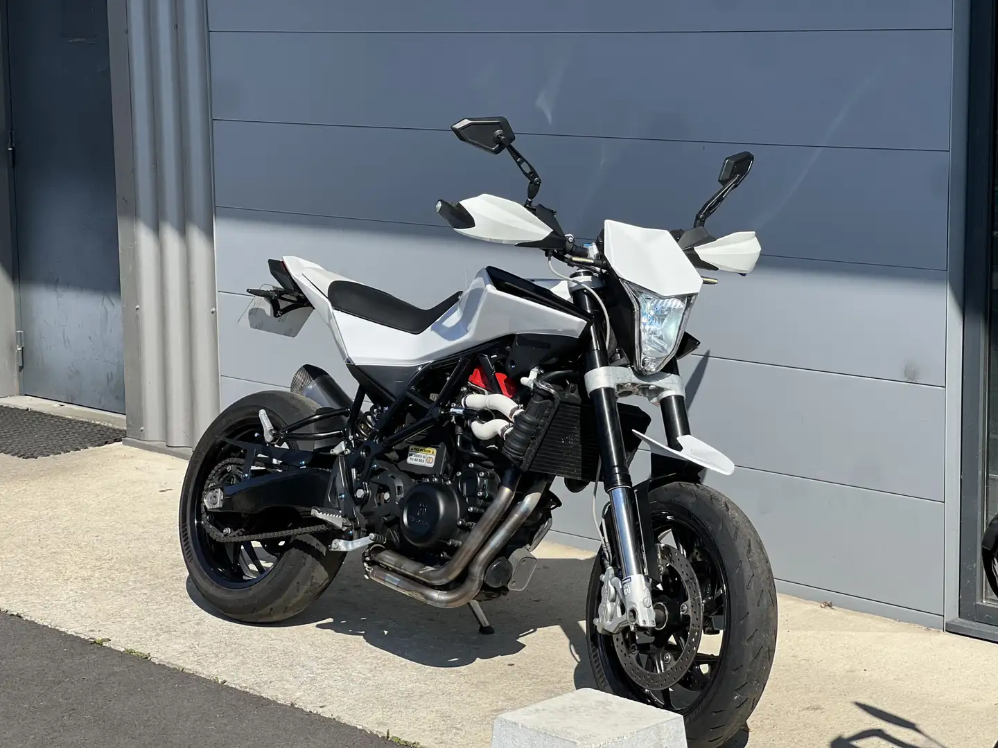 Husqvarna Nuda 900 Blanco - 2