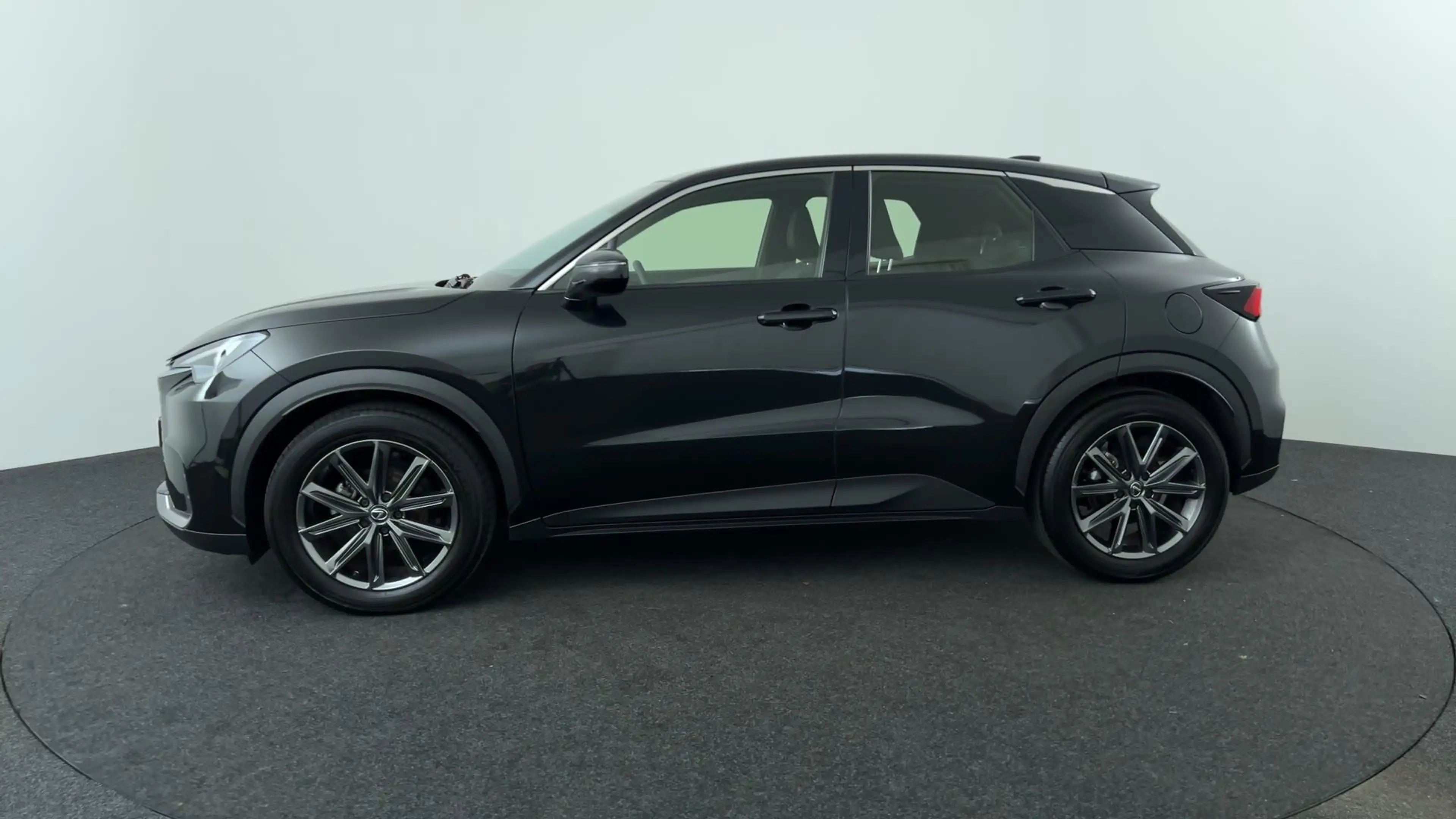 Lexus LBX 1.5 Elegant 2WD — photo 2