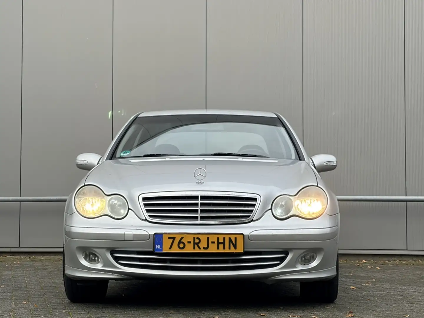 Mercedes-Benz C 180 K. Classic - automaat - nap - cruise - airco - cam Grijs - 2