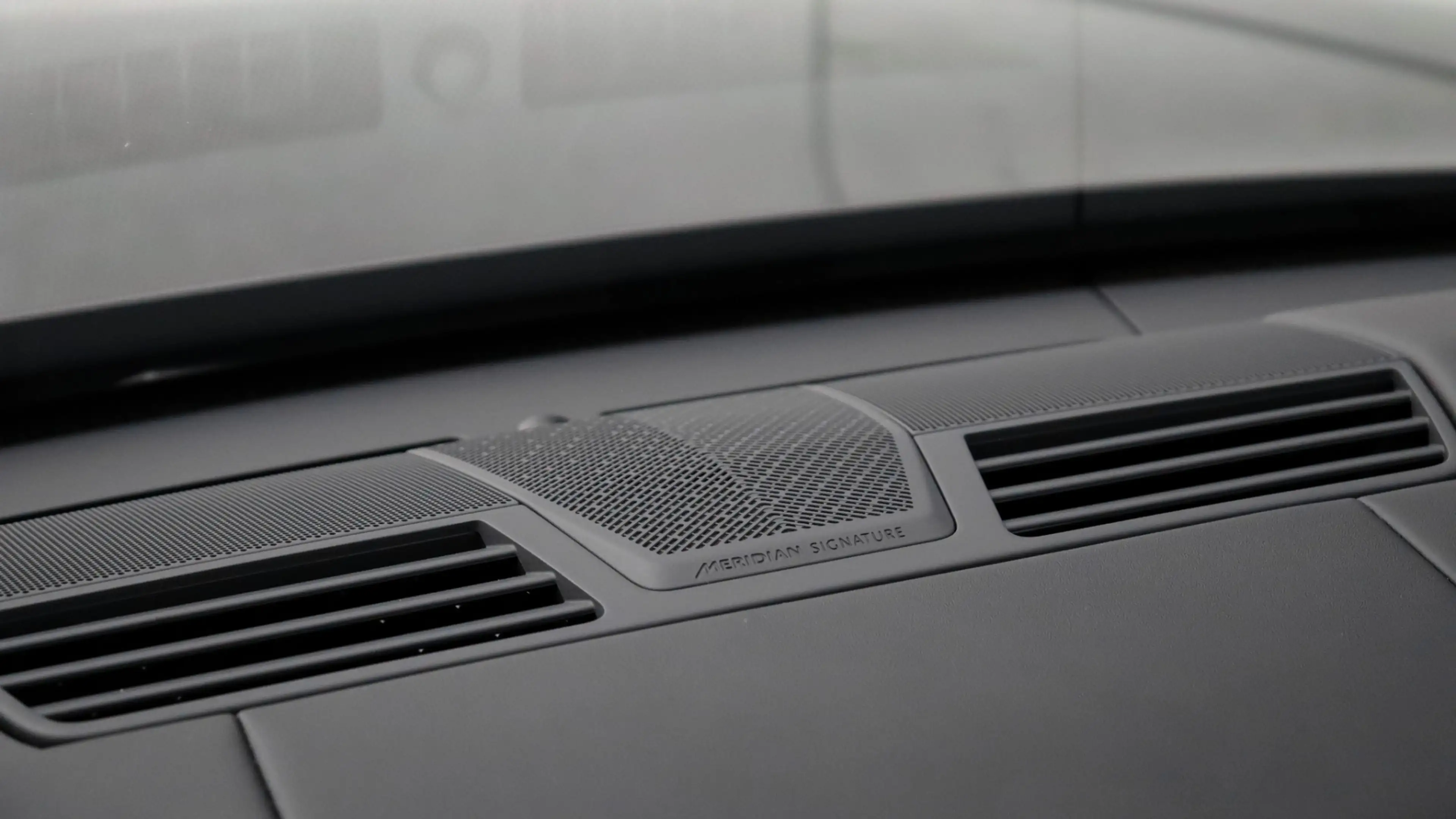 Land Rover Range Rover P550e Autobiography | Meridian Signature | Head-up — photo 24