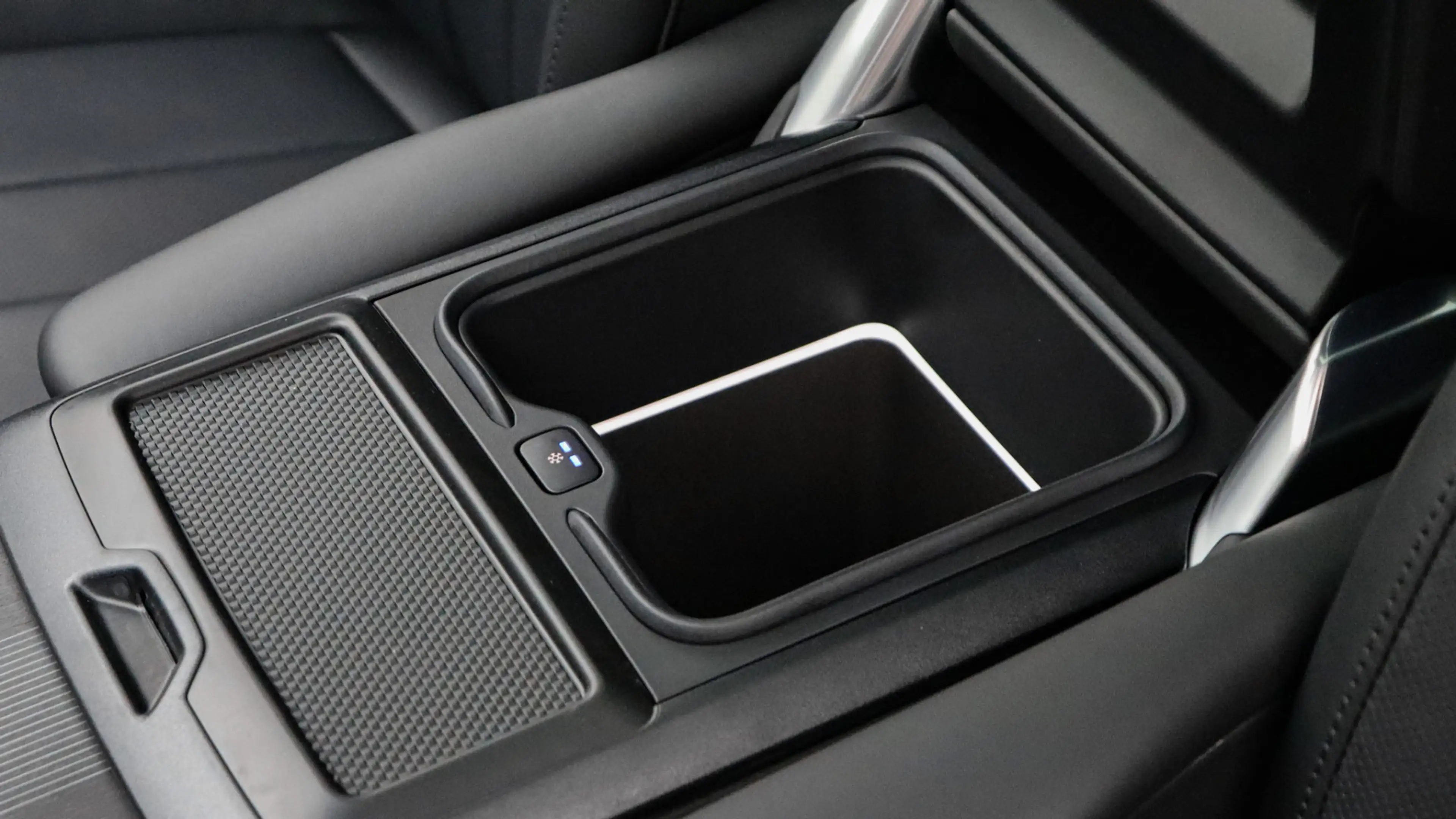 Land Rover Range Rover P550e Autobiography | Meridian Signature | Head-up — photo 23
