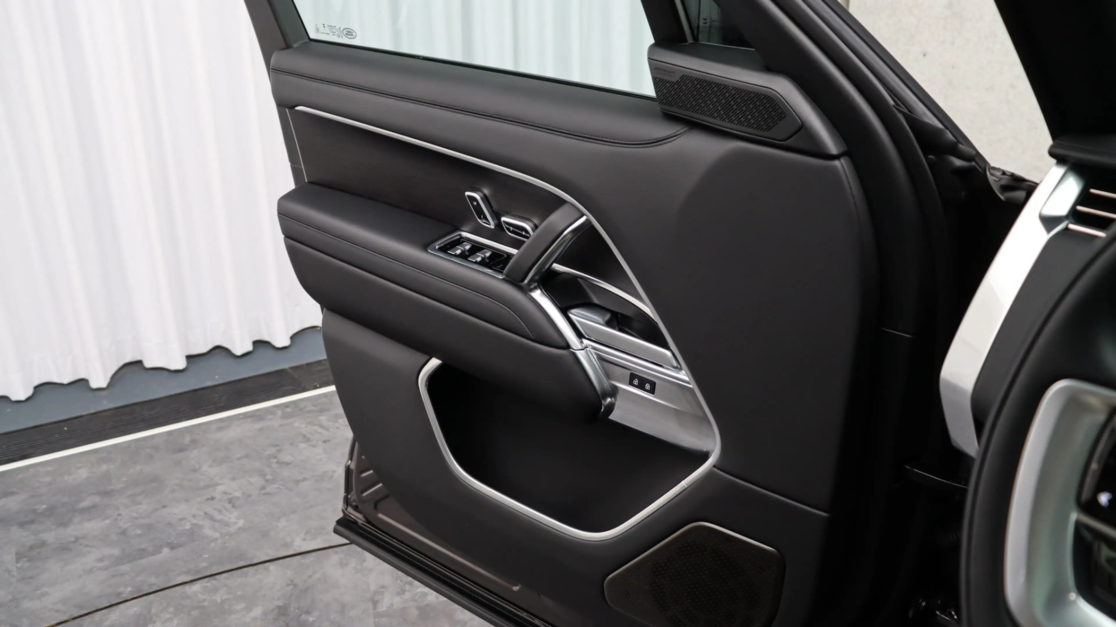Land Rover Range Rover P550e Autobiography | Meridian Signature | Head-up — photo 17