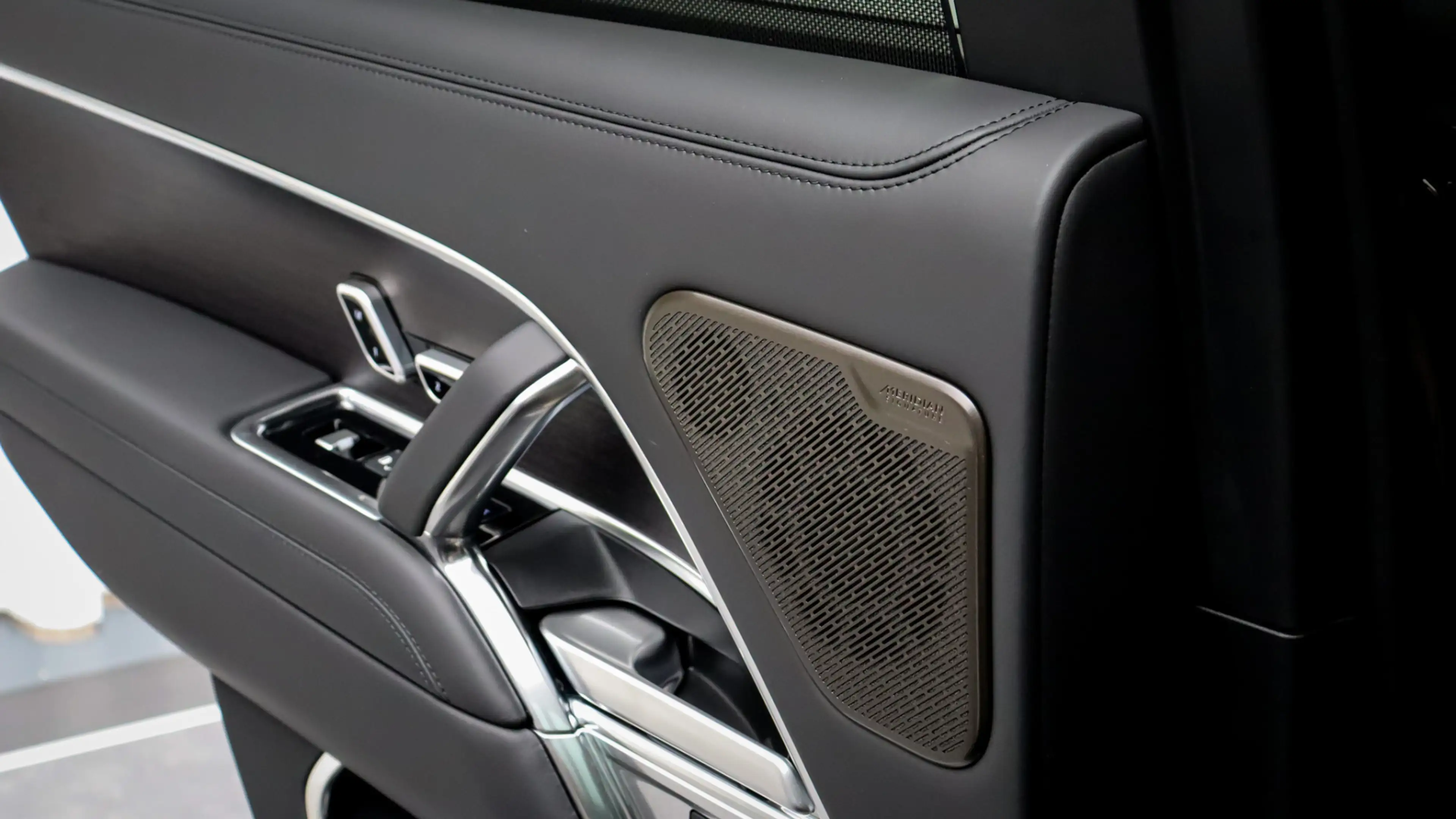 Land Rover Range Rover P550e Autobiography | Meridian Signature | Head-up — photo 31