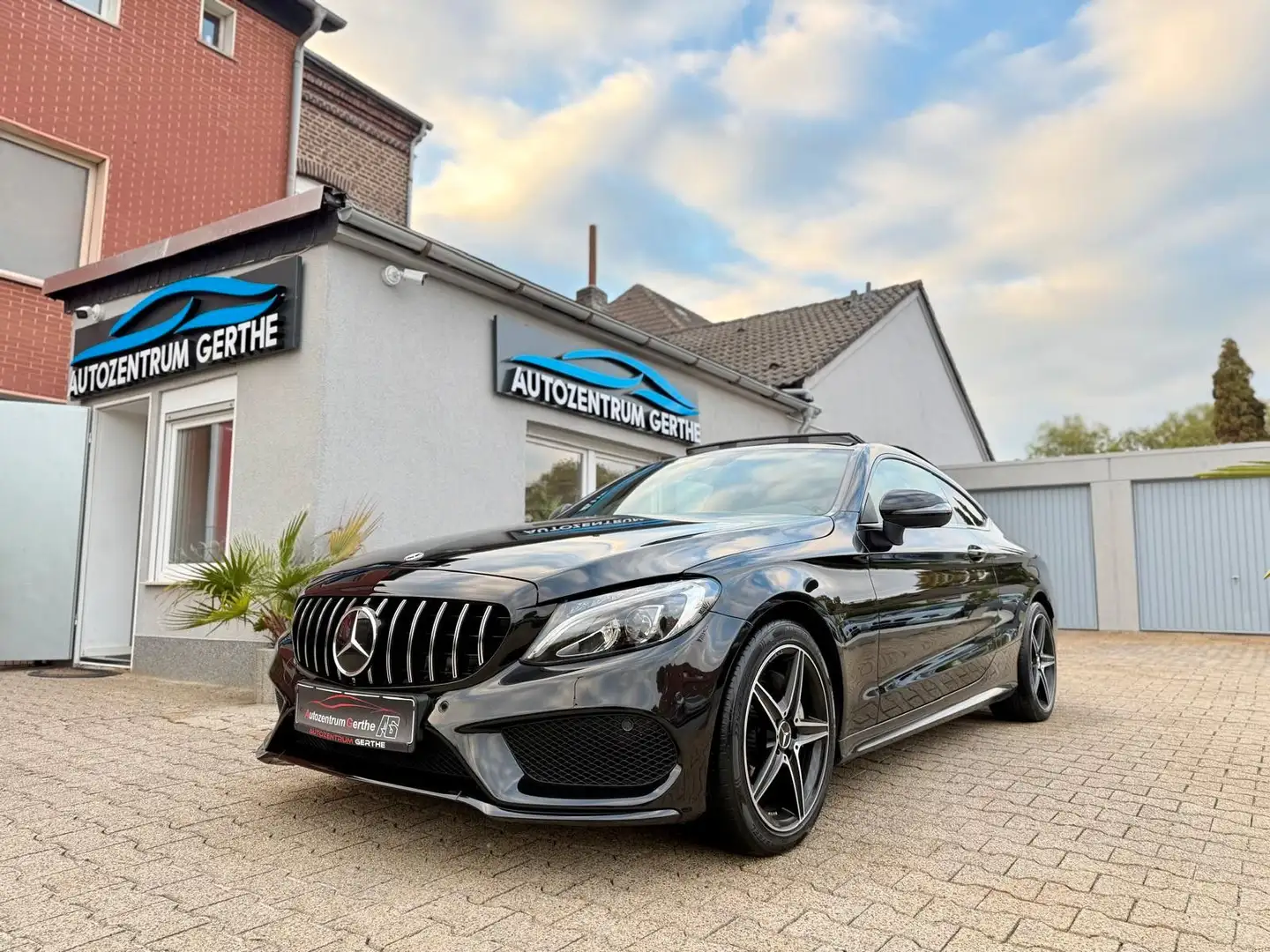 Mercedes-Benz C 180 C -Klasse Coupe *AMG*Panorama*Alcantara* Schwarz - 1